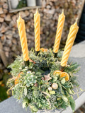 Ansicht leicht von oben: Adventskranz »Honigzimt-Twist« mit Pampasgras, Eukalyptus und champagnergoldenen Kugeln vor Holzwand