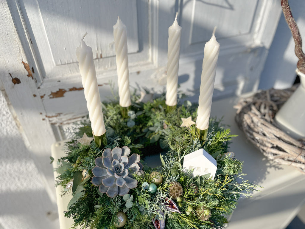 Adventskranz »Winterzauber-Twist« im Querformat mit Nadelgrün, Eukalyptus, Pampasgras, Sukkulente und weißem Raysin-Häuschen