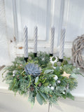 Skandi-Deko Adventskranz »Nebelhirsch-Twist« mit grauen Stabkerzen, Nadelgrün und Eukalyptus vor heller Holzwand