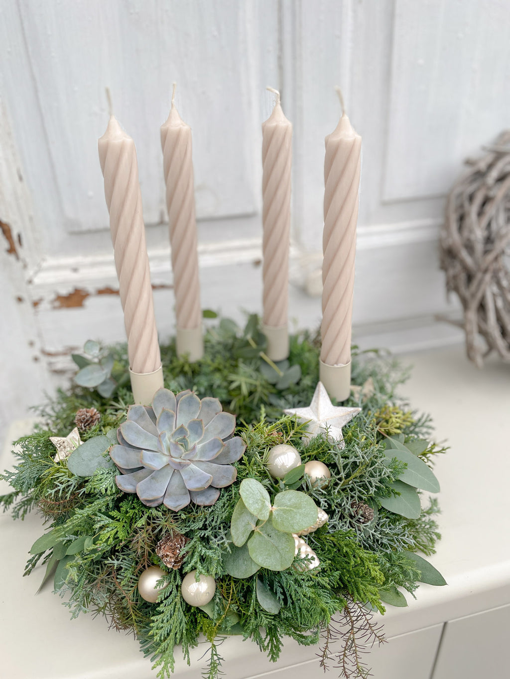 Adventskranz »Sandhauch-Twist« mit vier gedrehten Stabkerzen in Sahara-Beige, Nadelgrün, Eukalyptus und Sukkulente