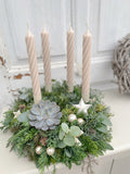 Adventskranz »Sandhauch-Twist« mit vier gedrehten Stabkerzen in Sahara-Beige, Nadelgrün, Eukalyptus und Sukkulente