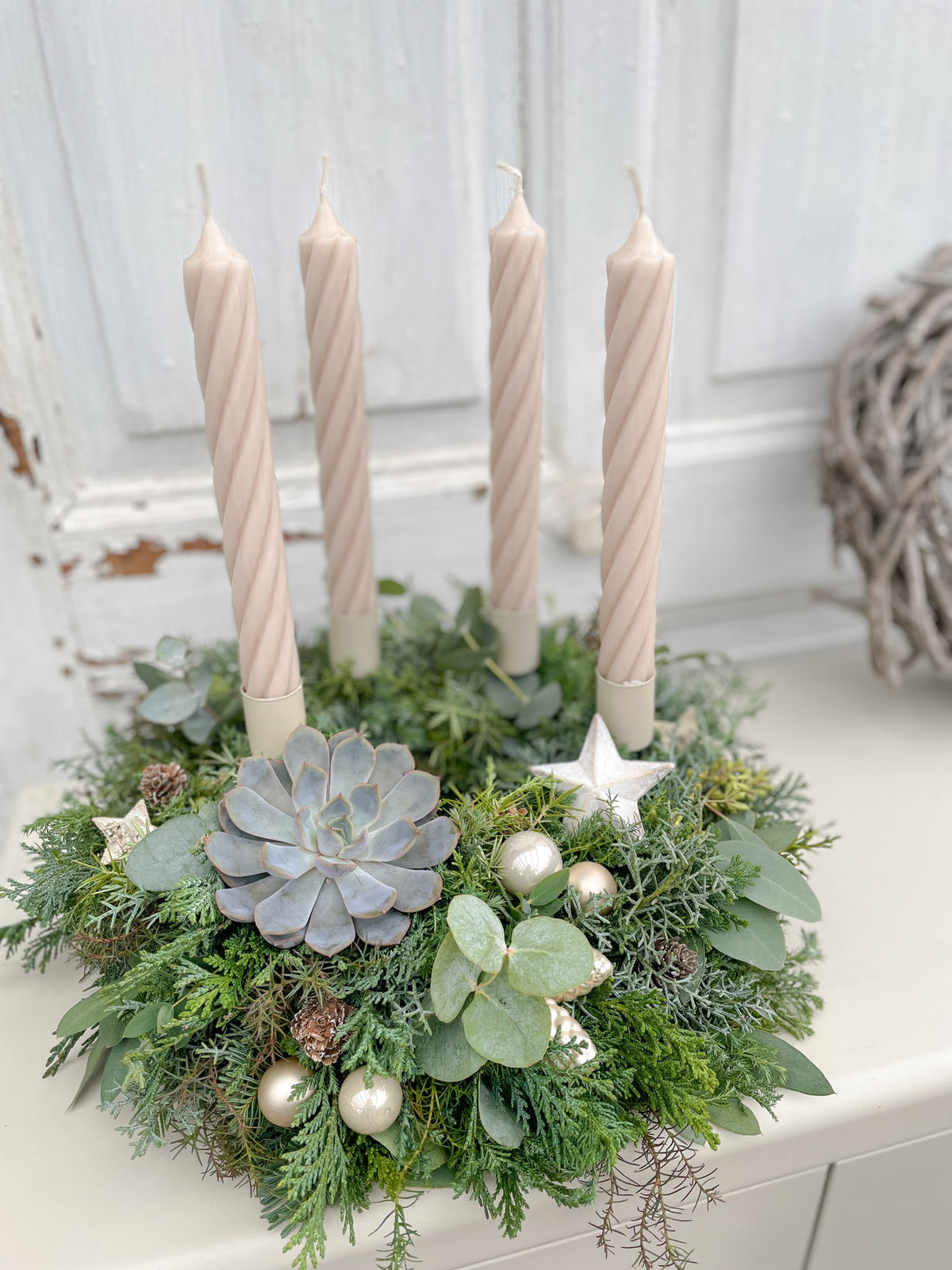 Adventskranz »Sandhauch-Twist« mit vier gedrehten Stabkerzen in Sahara-Beige, Nadelgrün, Eukalyptus und Sukkulente