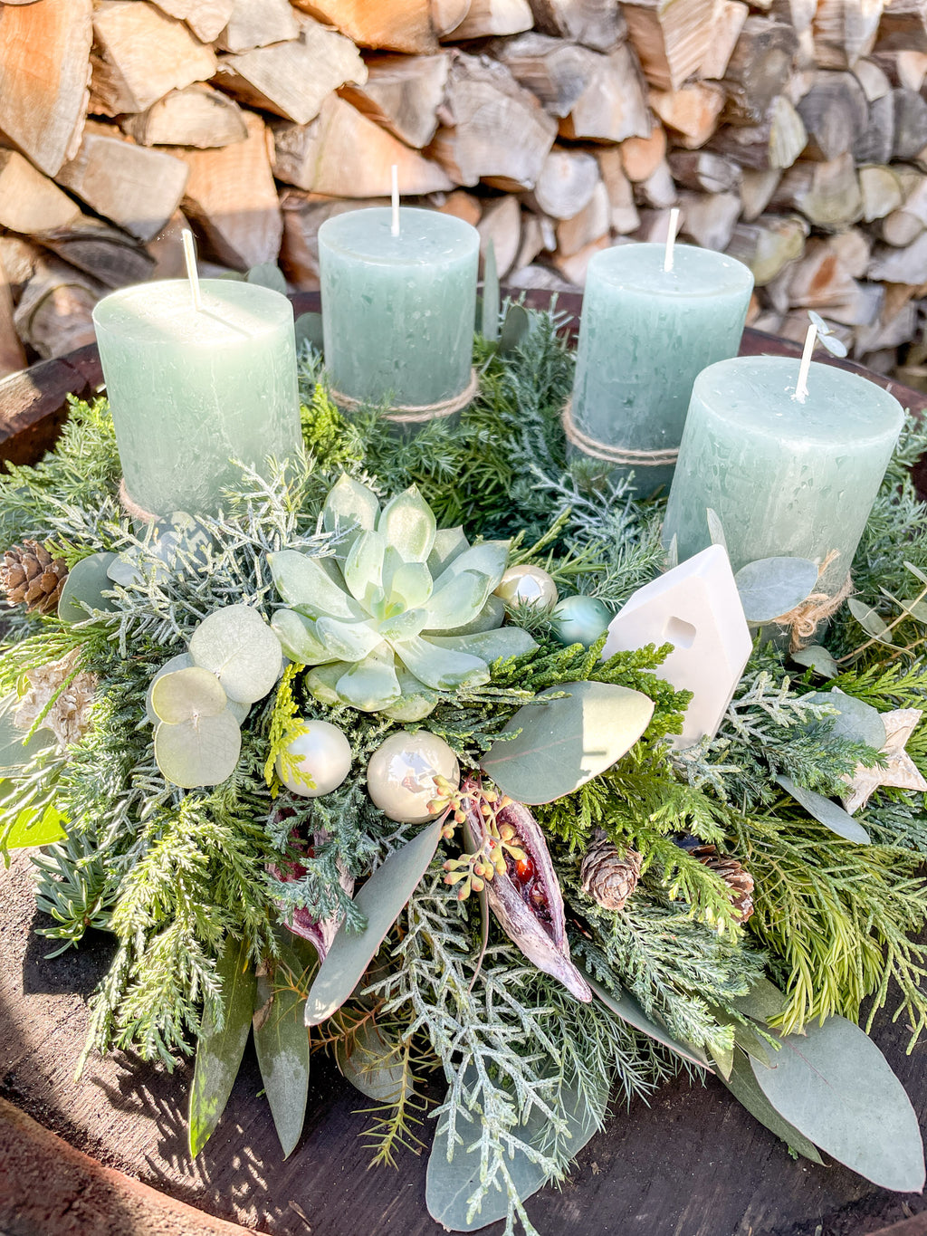 Ansicht von oben: Detailansicht Adventskranz »Mintzauber«: Nadelgrün, Eukalyptus, Sukkulente und weiße und mintfarbene Dekokugeln.