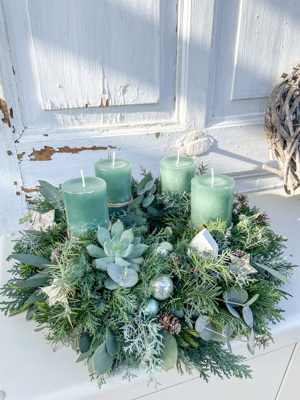 Handgebundener Adventskranz »Mintzauber« mit mintgrünen Stumpenkerzen, Nadelgrün, Eukalyptus und weißem Raysin-Häuschen