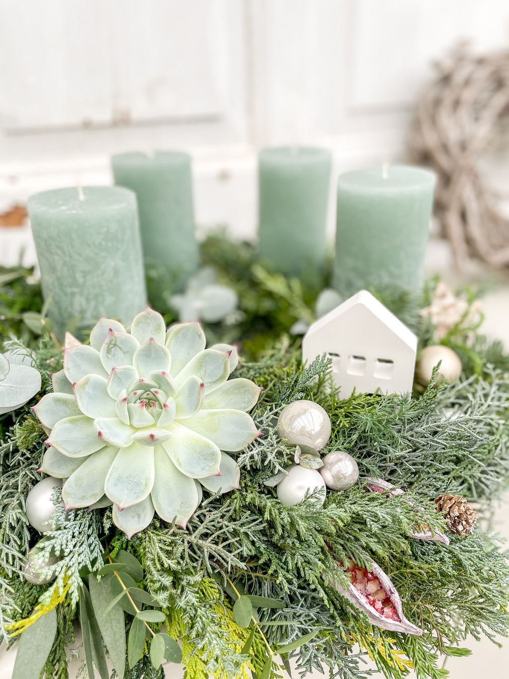 Detailansicht Adventskranz »Mintzauber«: Nadelgrün, Eukalyptus, Sukkulente und mintfarbene Dekokugel