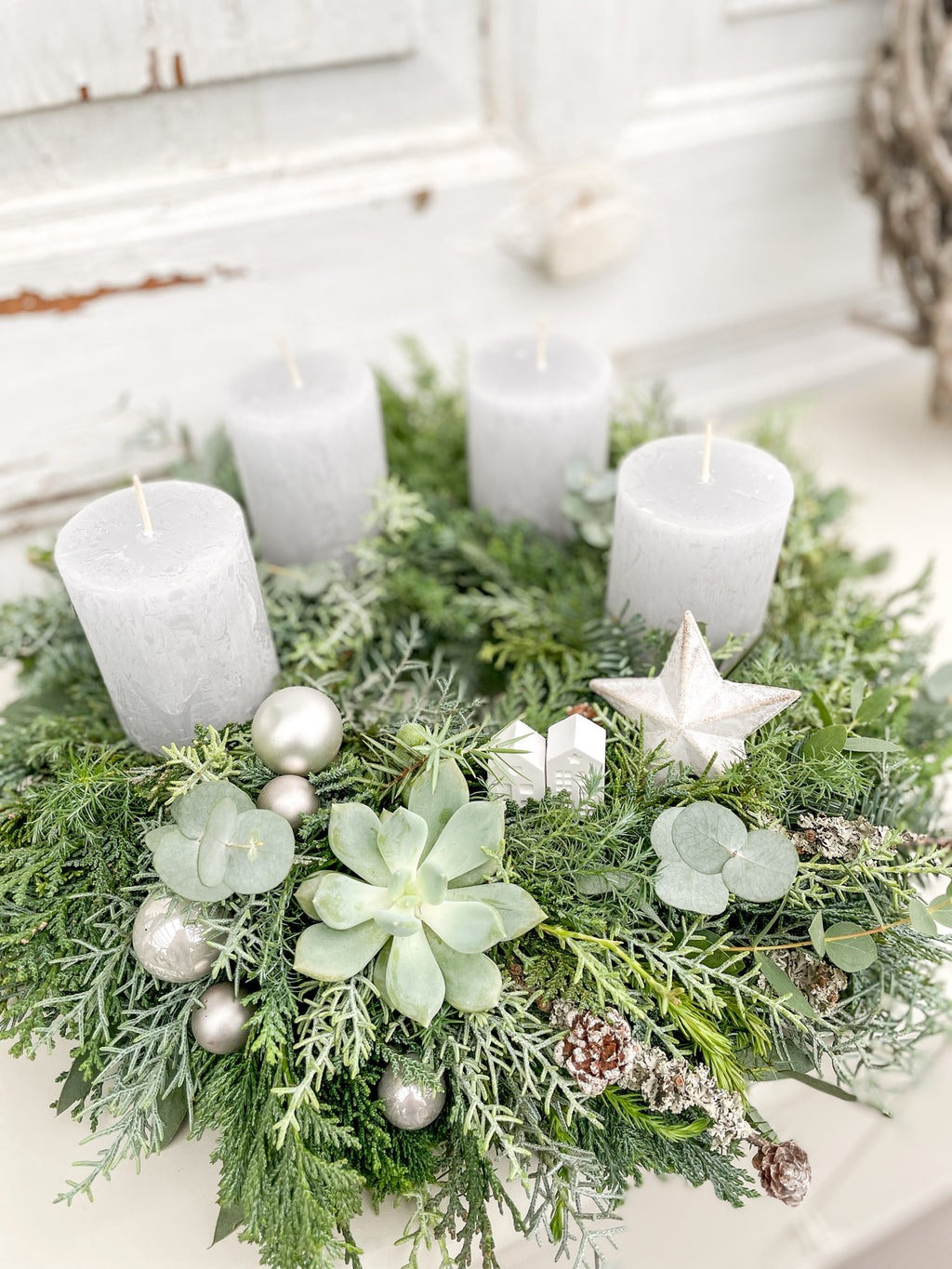 Handgebundener Adventskranz »Raureif« mit hellgrauen Rustic-Kerzen, Nadelgrün, Eukalyptus und zwei kleinen weißen Häuschen