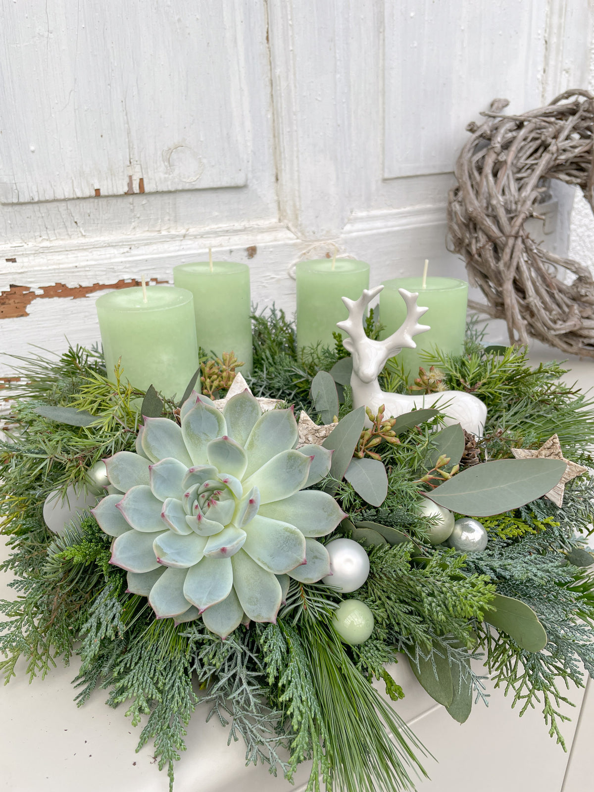 Adventskranz »Waldhirsch« mit grünen Stumpenkerzen, Nadelgrün, Eukalyptus, Sukkulente und liegendem Porzellanhirsch