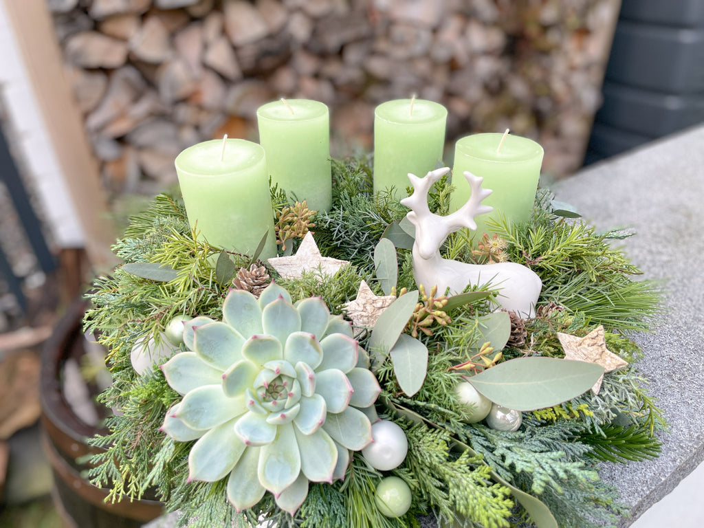 Adventskranz »Waldhirsch« im Querformat mit Sukkulente, jägergrünen Kerzen und weißem Hirsch aus Porzellan