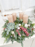Handgebundener Adventskranz »Sandrose« mit cremebraunen Stumpenkerzen, rosa Kordel, Nadelgrün, Eukalyptus und weißem Häuschen