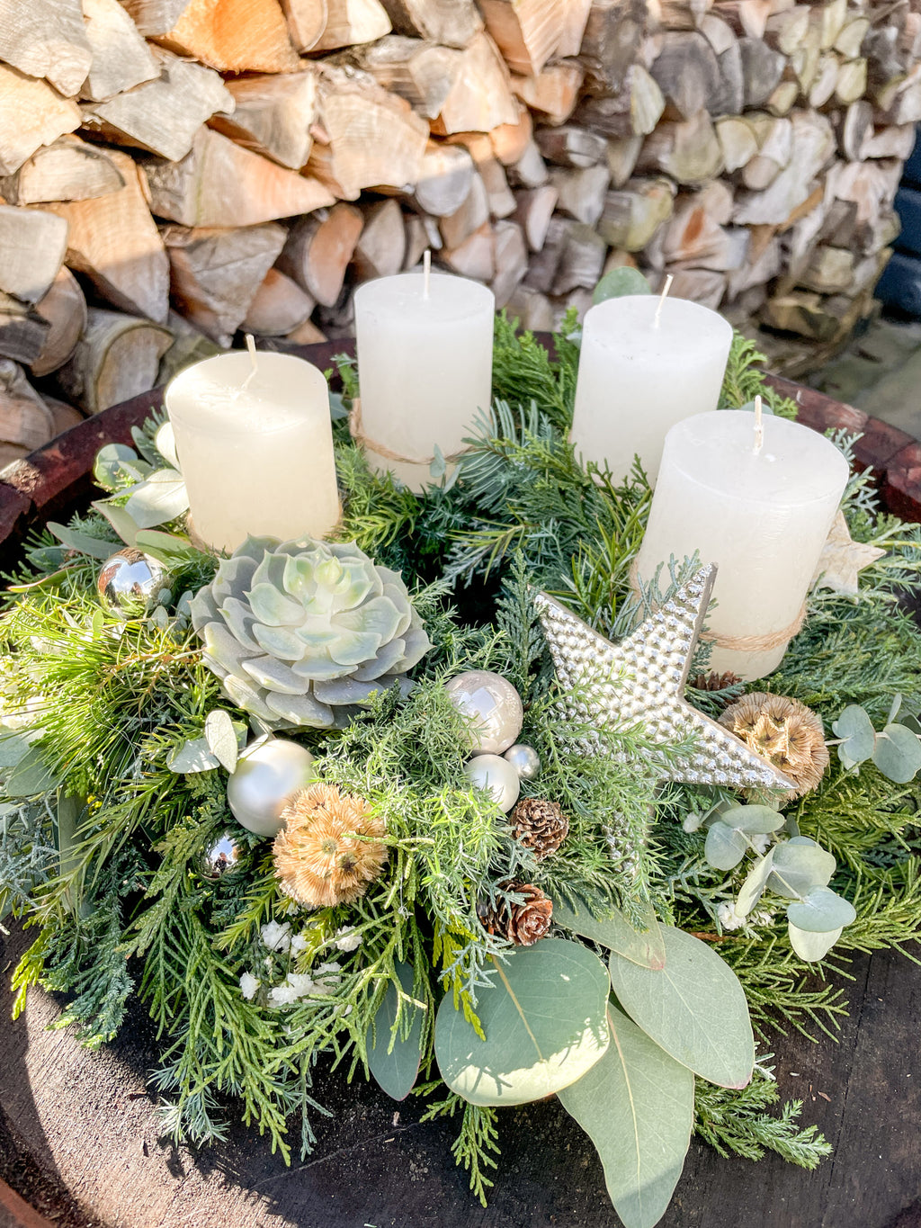 Stimmungsbild Adventskranz »Winterlicht« mit brennenden weißen Kerzen im warmen Licht