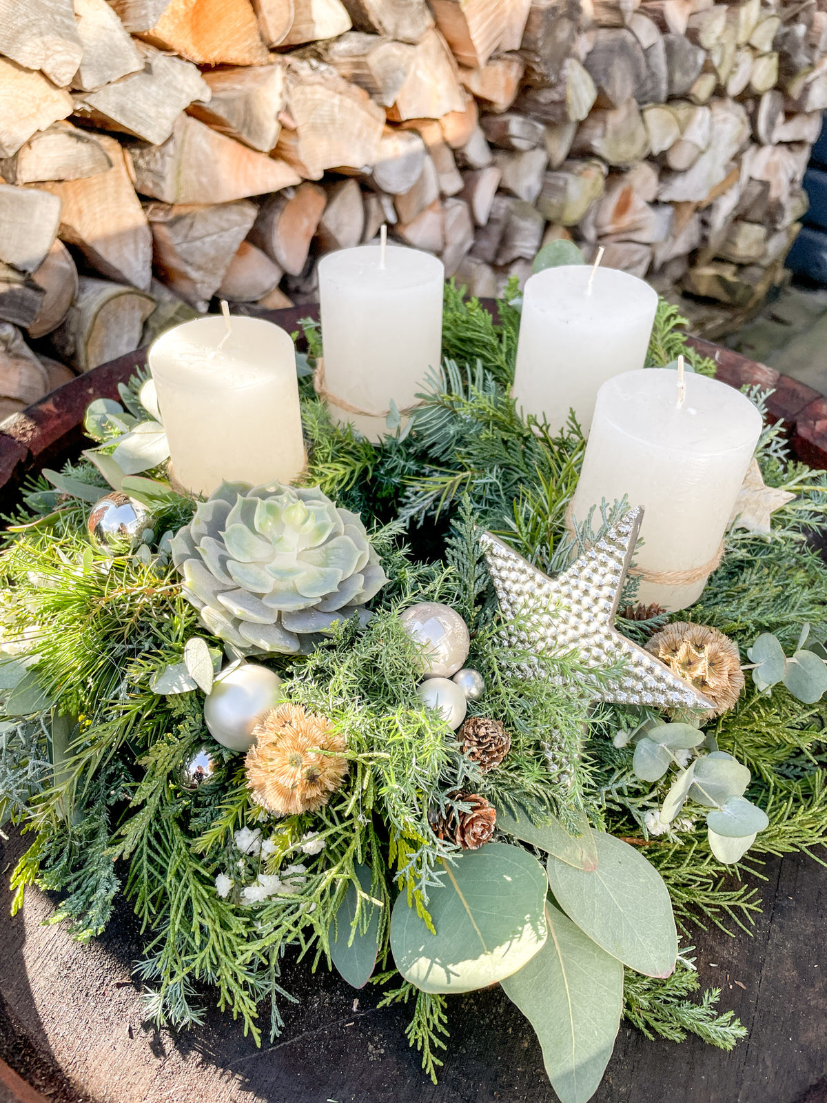 Stimmungsbild Adventskranz »Winterlicht« mit brennenden weißen Kerzen im warmen Licht