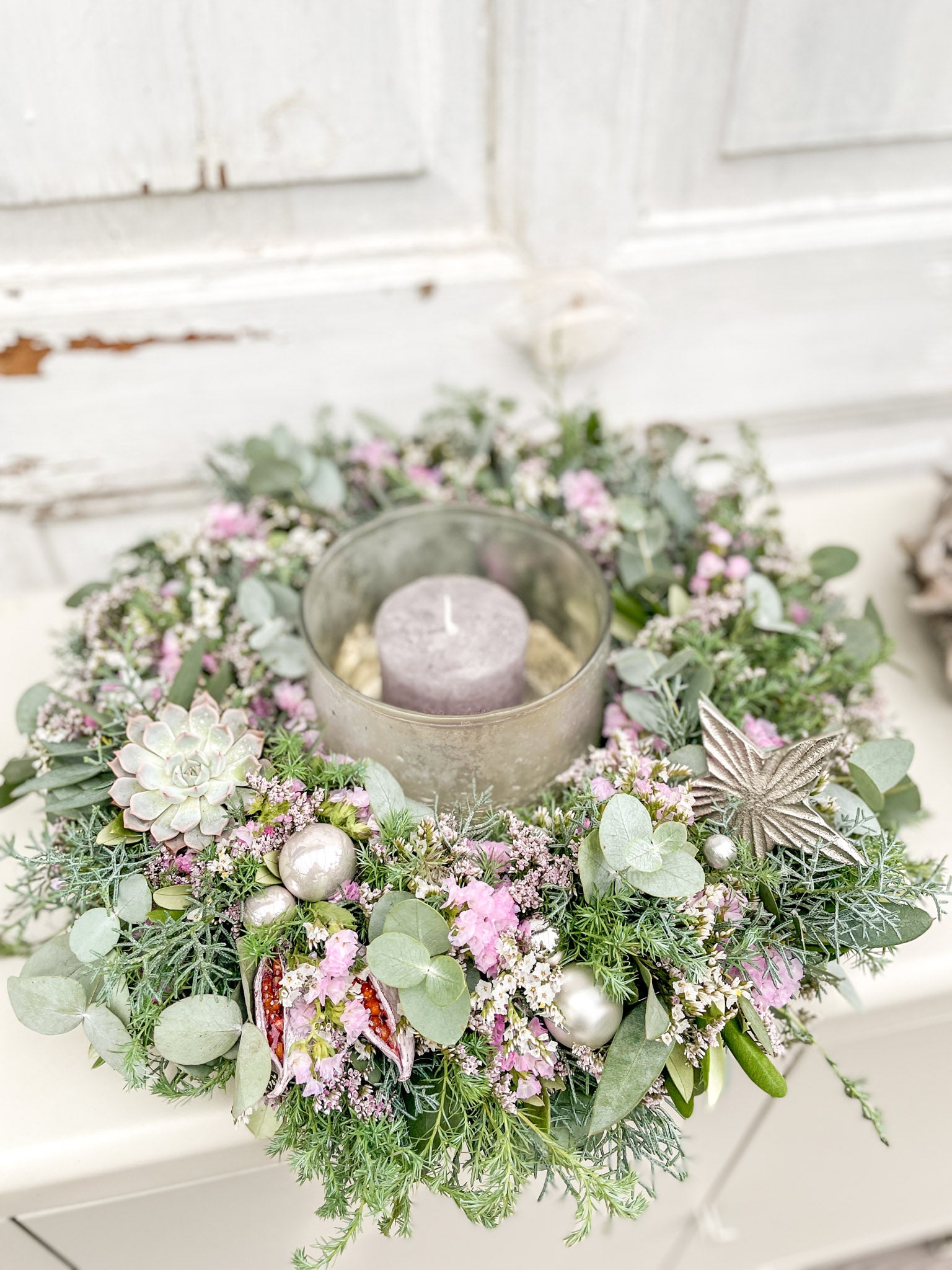 Winterkranz ‚Blush Winter‘ Hochformat, Eukalyptus und Koniferengrün in Blautönen mit rosa und weißen Akzenten aus Strandflieder, Statice und Limonium