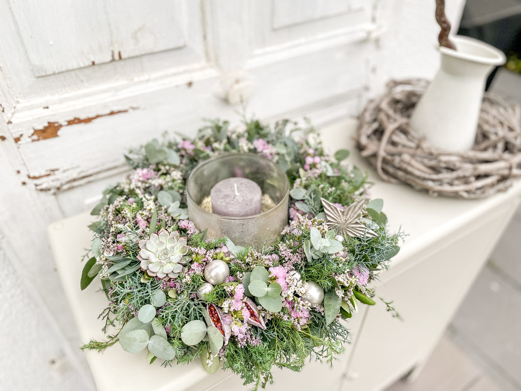 Winterkranz ‚Blush Winter‘ Querformat, eleganter Winterkranz mit Eukalyptus, Swarosa, Zypresse und floralen Akzenten in Rosa und Weiß