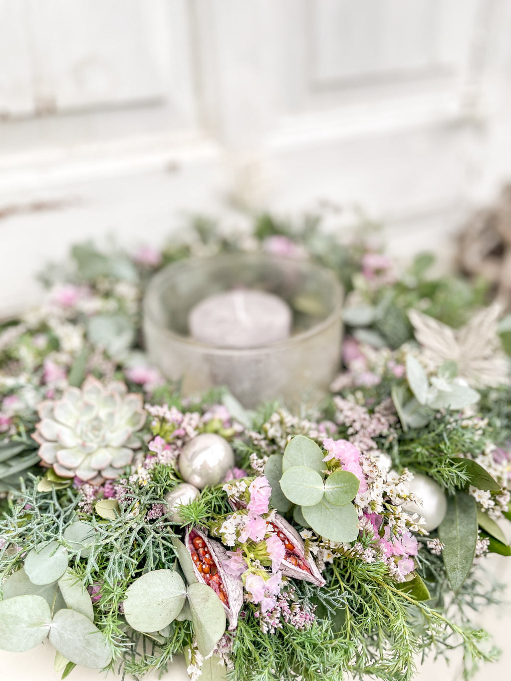 Detailaufnahme von Eukalyptus und Koniferengrün in Blautönen im Winterkranz ‚Blush Winter‘, natürliche winterliche Struktur