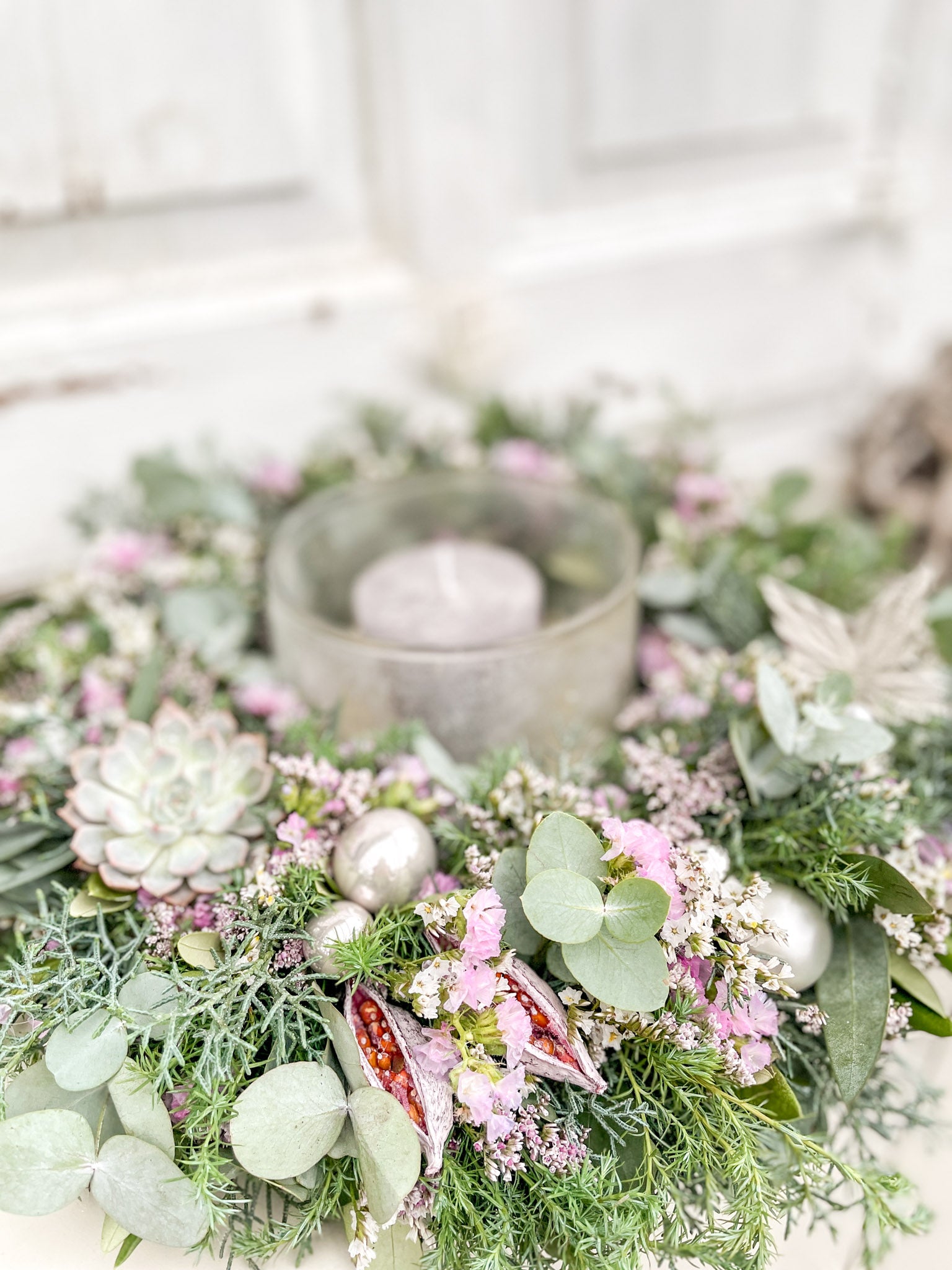 Detailaufnahme von Eukalyptus und Koniferengrün in Blautönen im Winterkranz ‚Blush Winter‘, natürliche winterliche Struktur