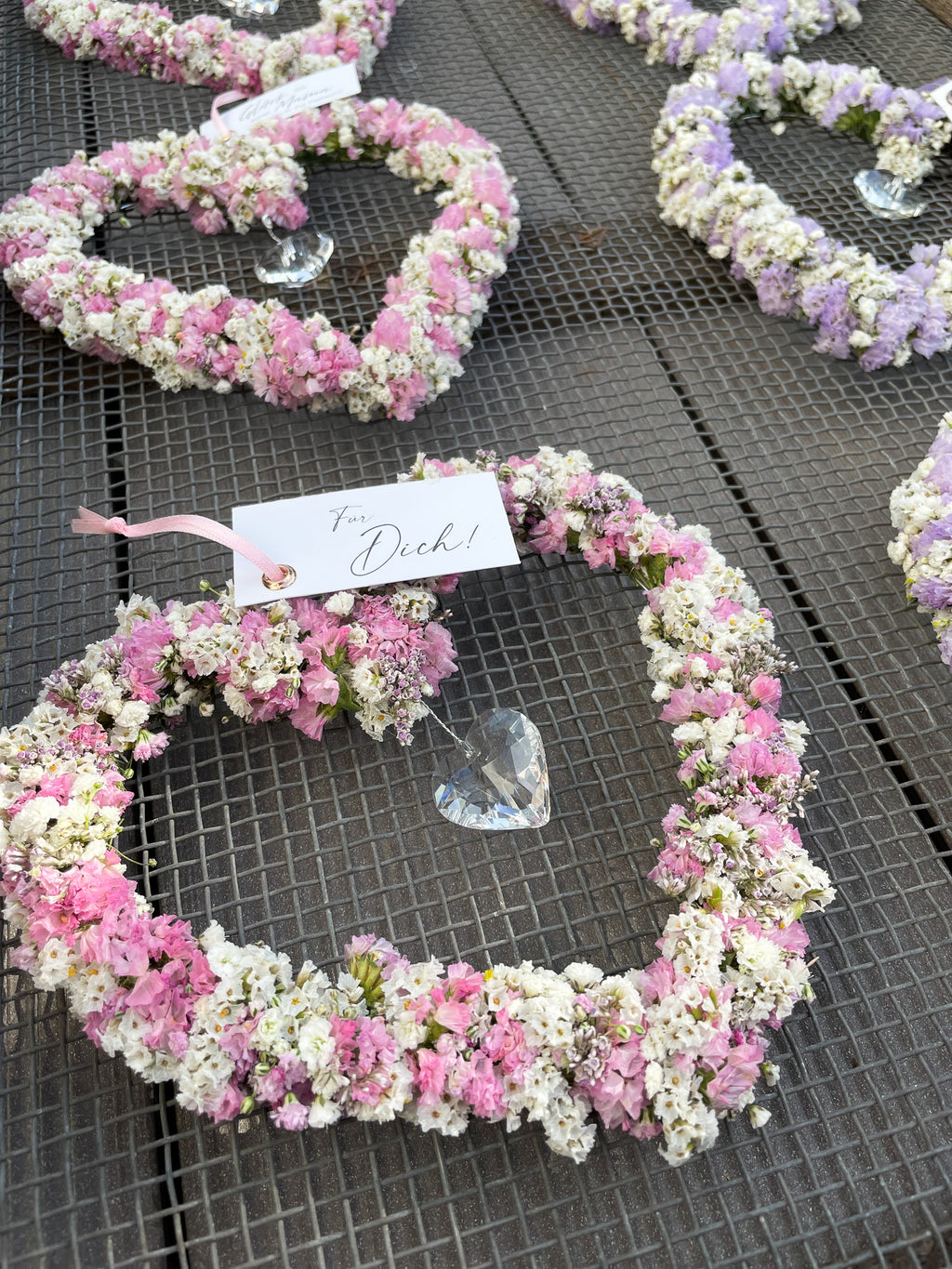 »Kristallblüten-Herz« – Blütendekor mit funkelndem Sonnenfänger