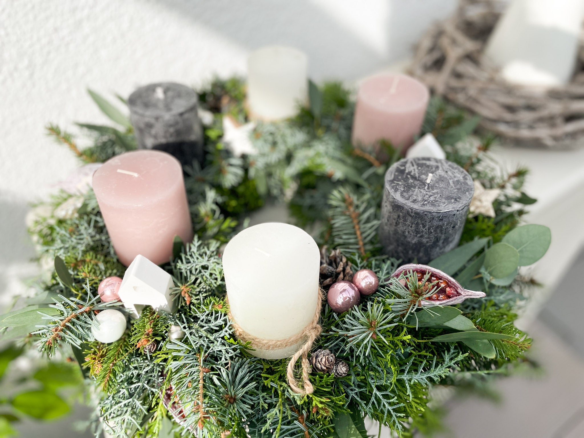 Handgebundener Adventskranz »Lumière Aramée« Größe L (40 cm) mit grünen und blauen Nadeln, Eukalyptus, 6 Kerzen (Farbe wählbar) und modernen Dekoelementen.