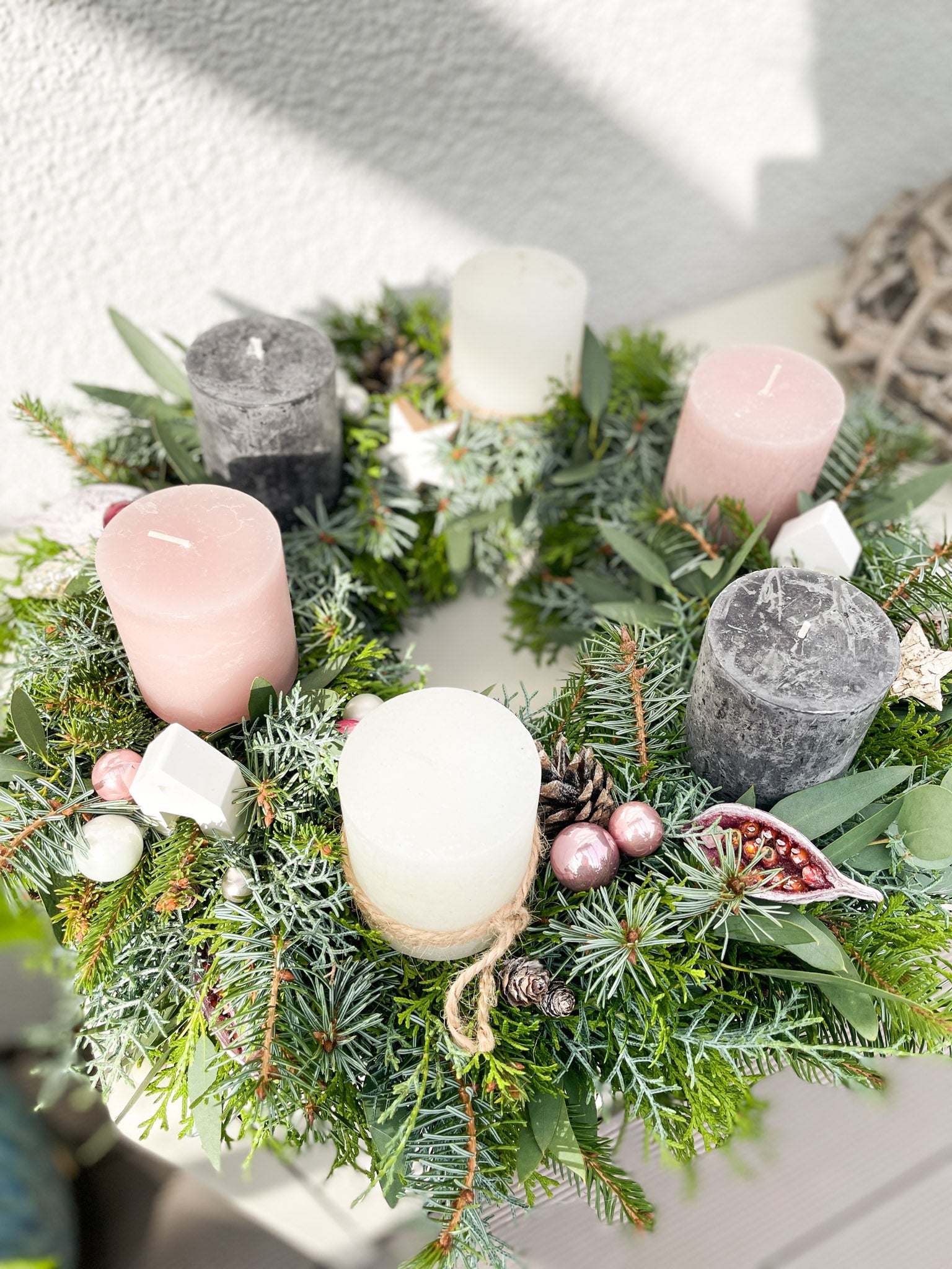 Handgebundener Adventskranz »Lumière Aramée« Größe L (40 cm) mit grünen und blauen Nadeln, Eukalyptus, 6 Kerzen (Farbe wählbar) und modernen Dekoelementen.