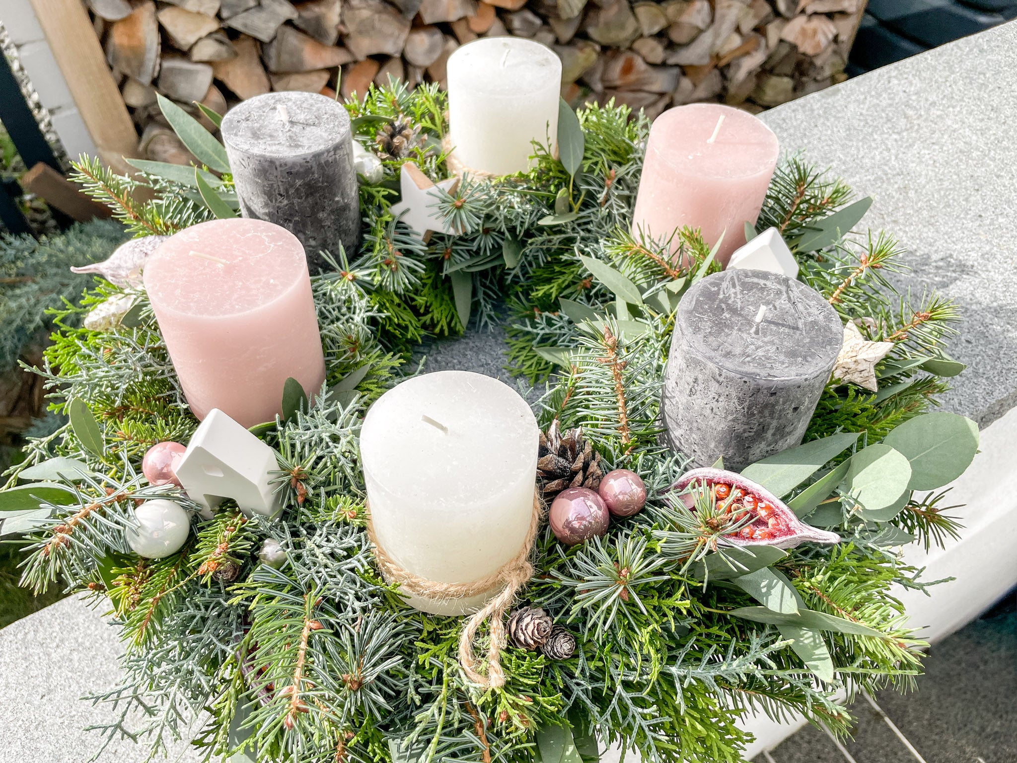 Handgebundener Adventskranz »Lumière Aramée« Größe L (40 cm) mit grünen und blauen Nadeln, Eukalyptus, 6 Kerzen (Farbe wählbar) und modernen Dekoelementen.