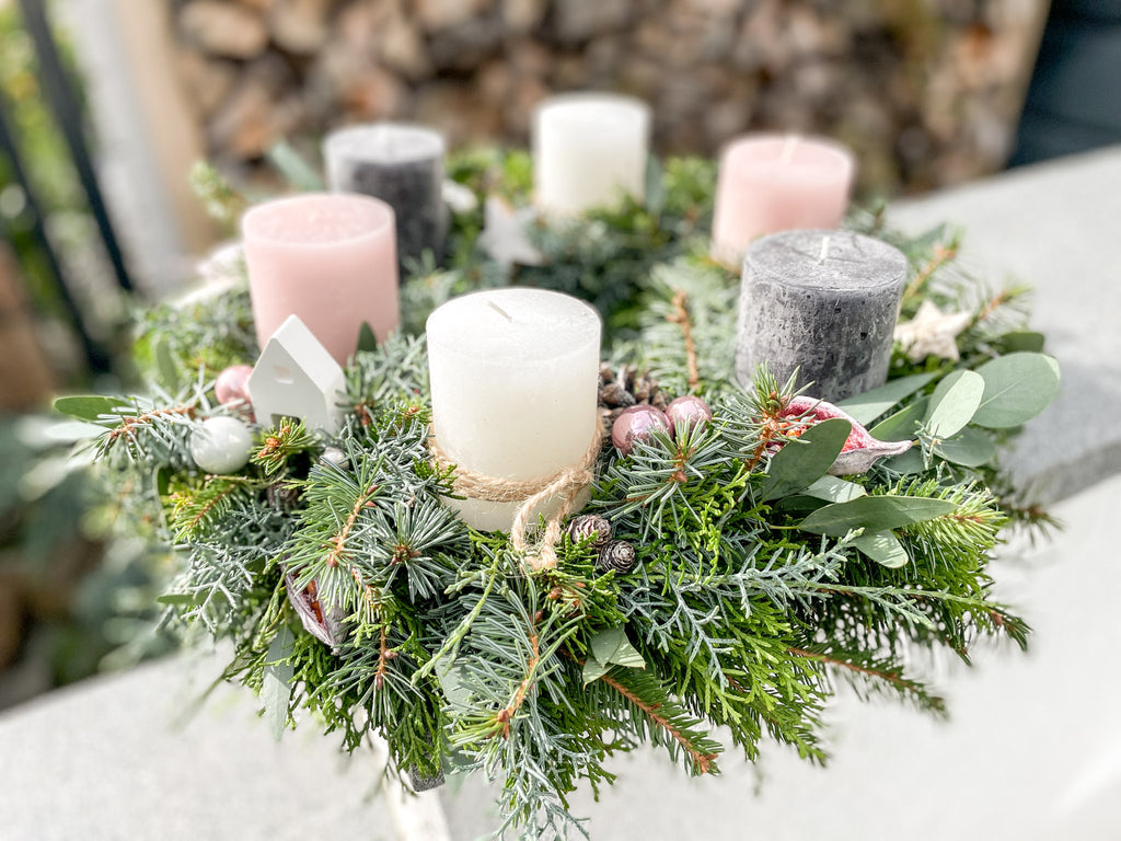 Nahaufnahme der Dekoelemente: Sterne aus Birkenrinde, farblich passende Kugeln und optional Sukkulente im Adventskranz »Lumière Aramée«.