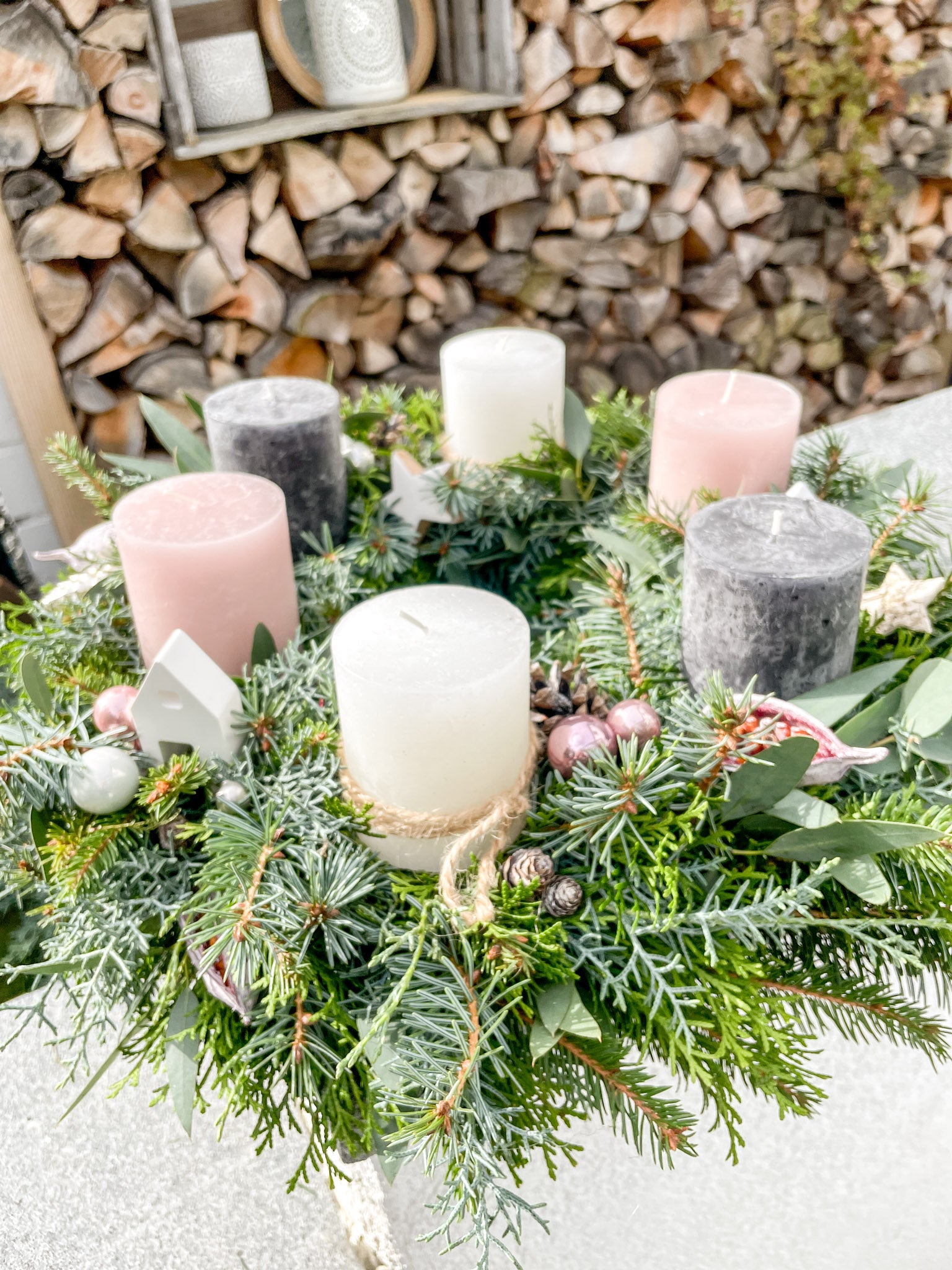 Moderner handgebundener Adventskranz »Lumière Aramée« Größe L (40 cm) mit grünen & blauen Nadeln, Eukalyptus, 6 Kerzen und silbernen Highlights.