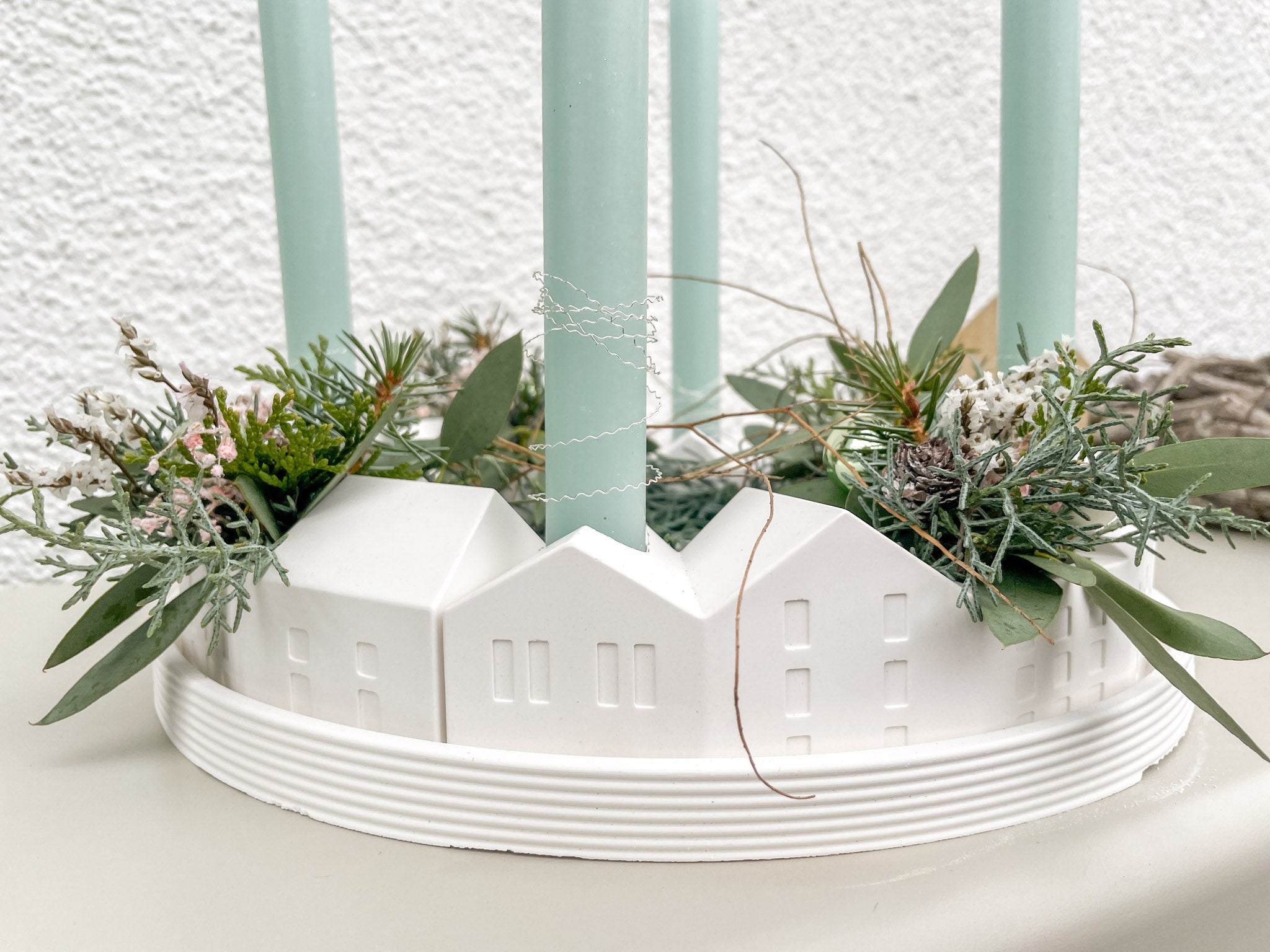 Raysin-Dorf auf Adventskranz mit Pastell-Dekokugeln in Rosé, Mint und Weiß, nachhaltige Weihnachtsdeko