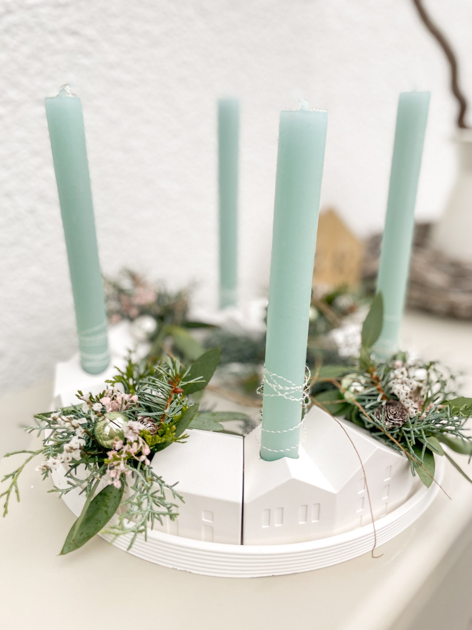 Raysin-Dorf auf Adventskranz mit Pastell-Dekokugeln in Rosé, Mint und Weiß, nachhaltige Weihnachtsdeko