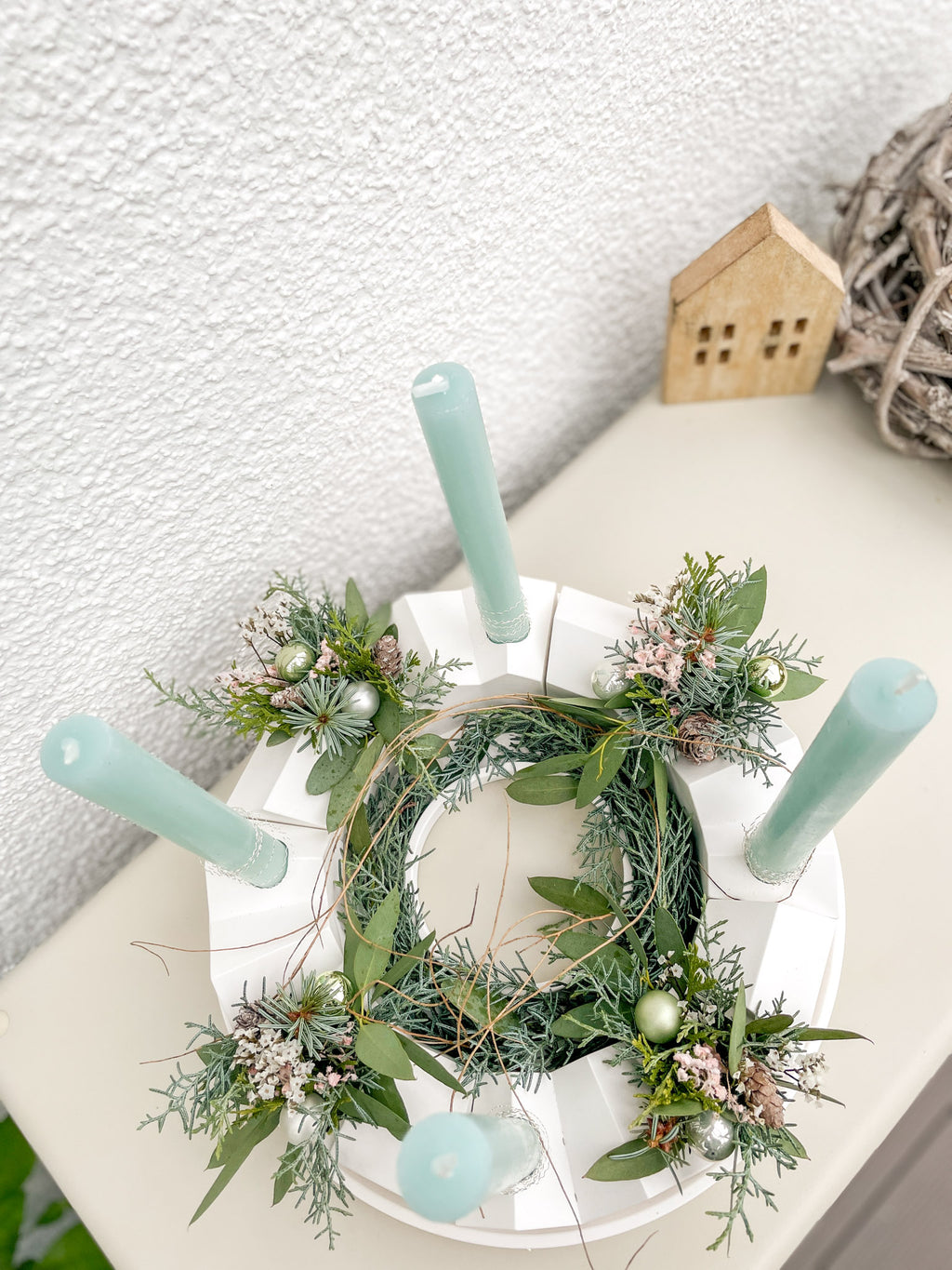 Runder Raysin-Unterteller mit Loch in der Mitte für wiederverwendbaren Adventskranz Winterdorf