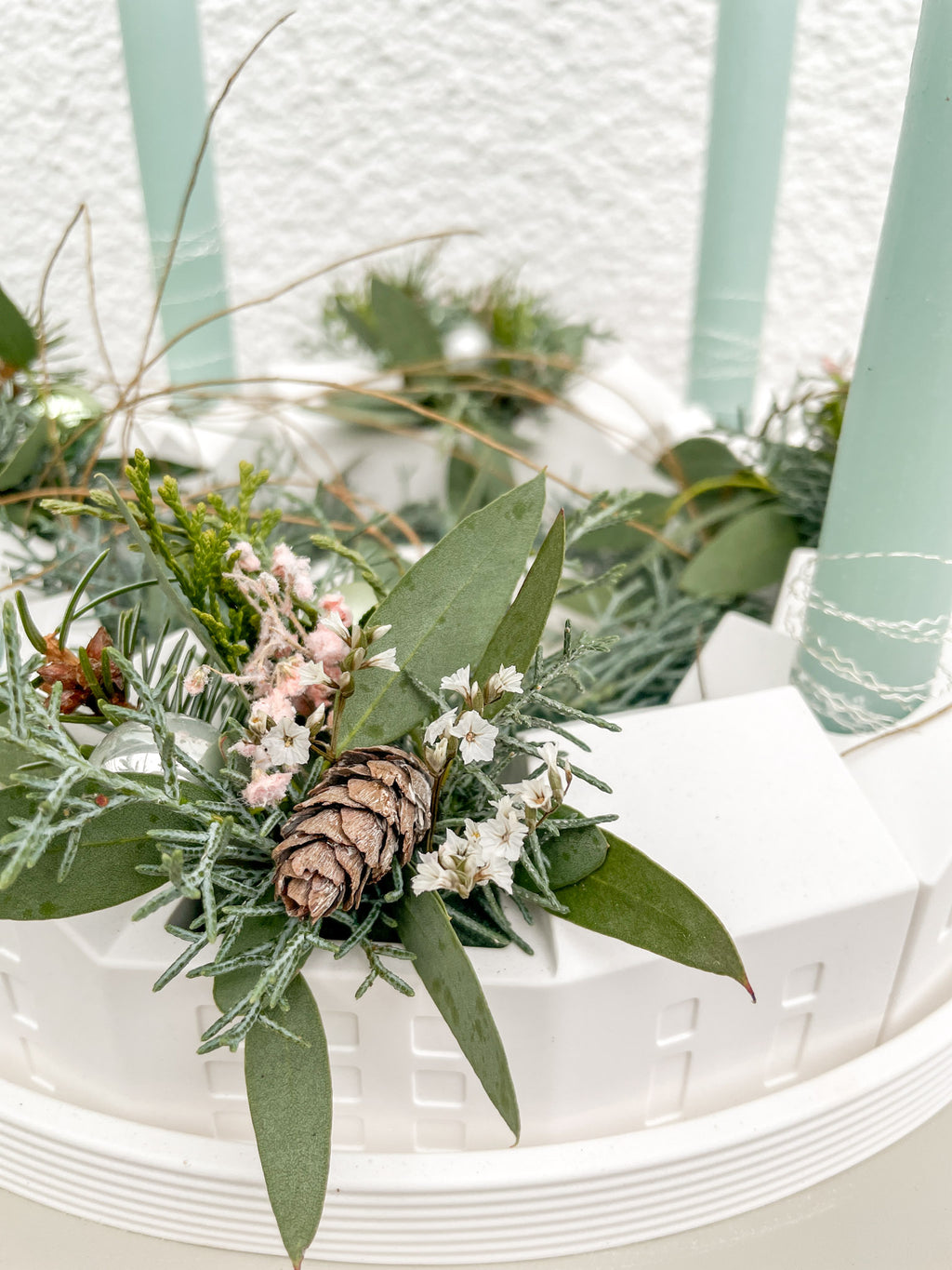 Raysin-Dorf auf Adventskranz mit Pastell-Dekokugeln in Rosé, Mint und Weiß, nachhaltige Weihnachtsdeko