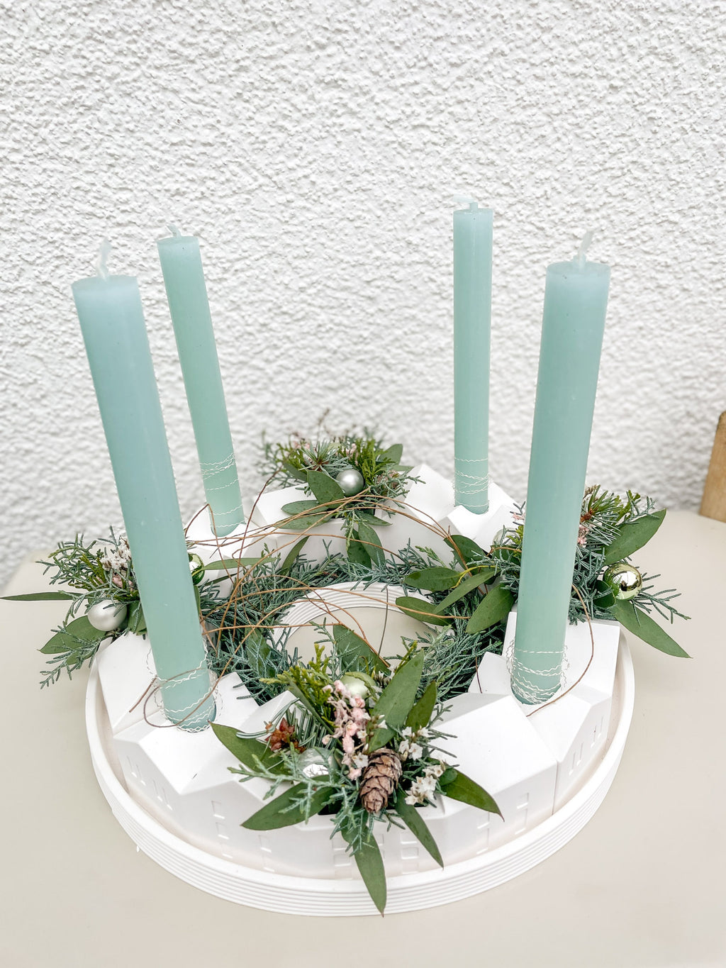 Handgefertigter Adventskranz Winterdorf in Pastell mit Mintkerzen und Tannengrün, wiederverwendbar
