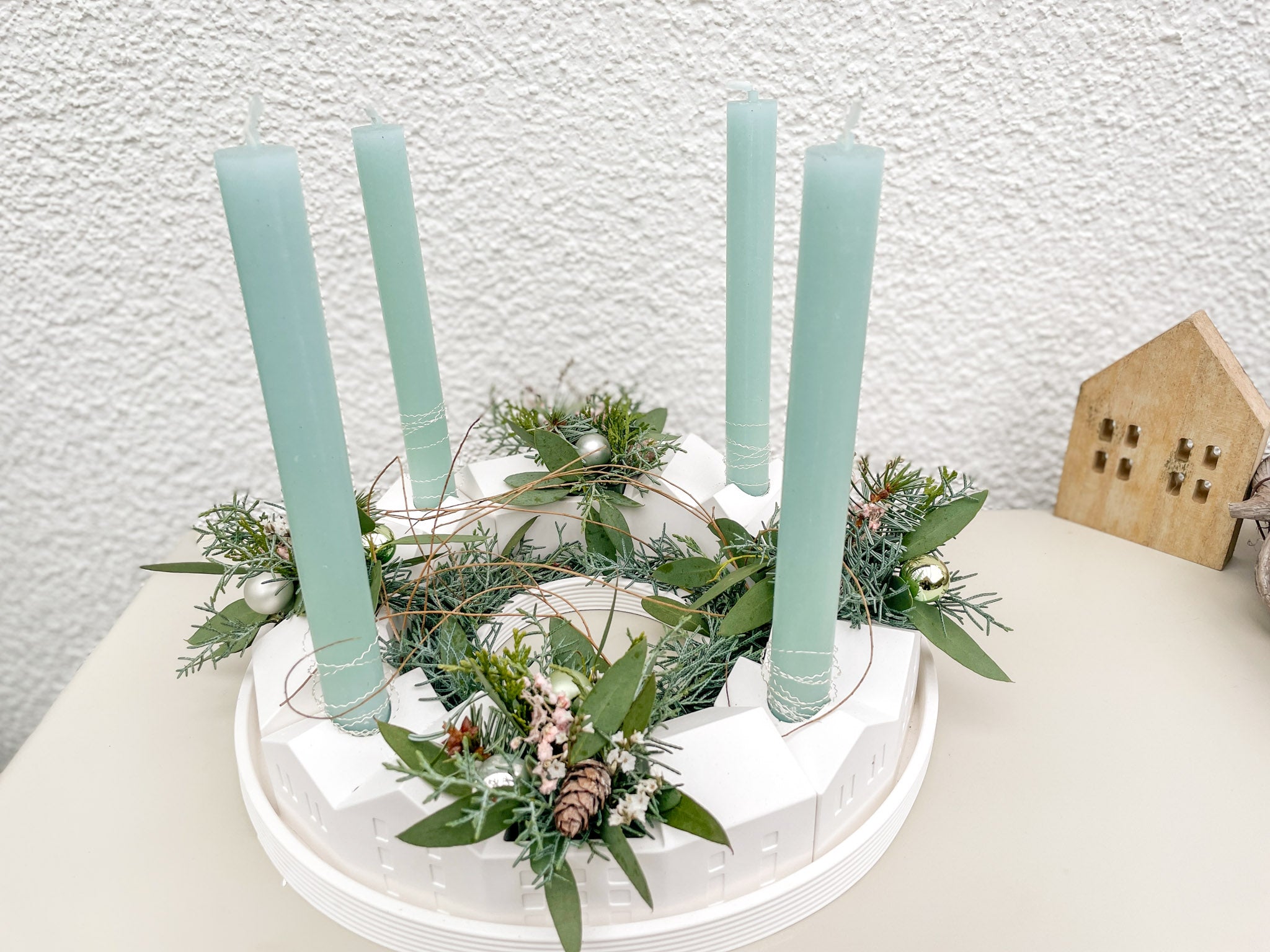 Handgefertigter Adventskranz Winterdorf in Pastell mit Mintkerzen und Tannengrün, wiederverwendbar