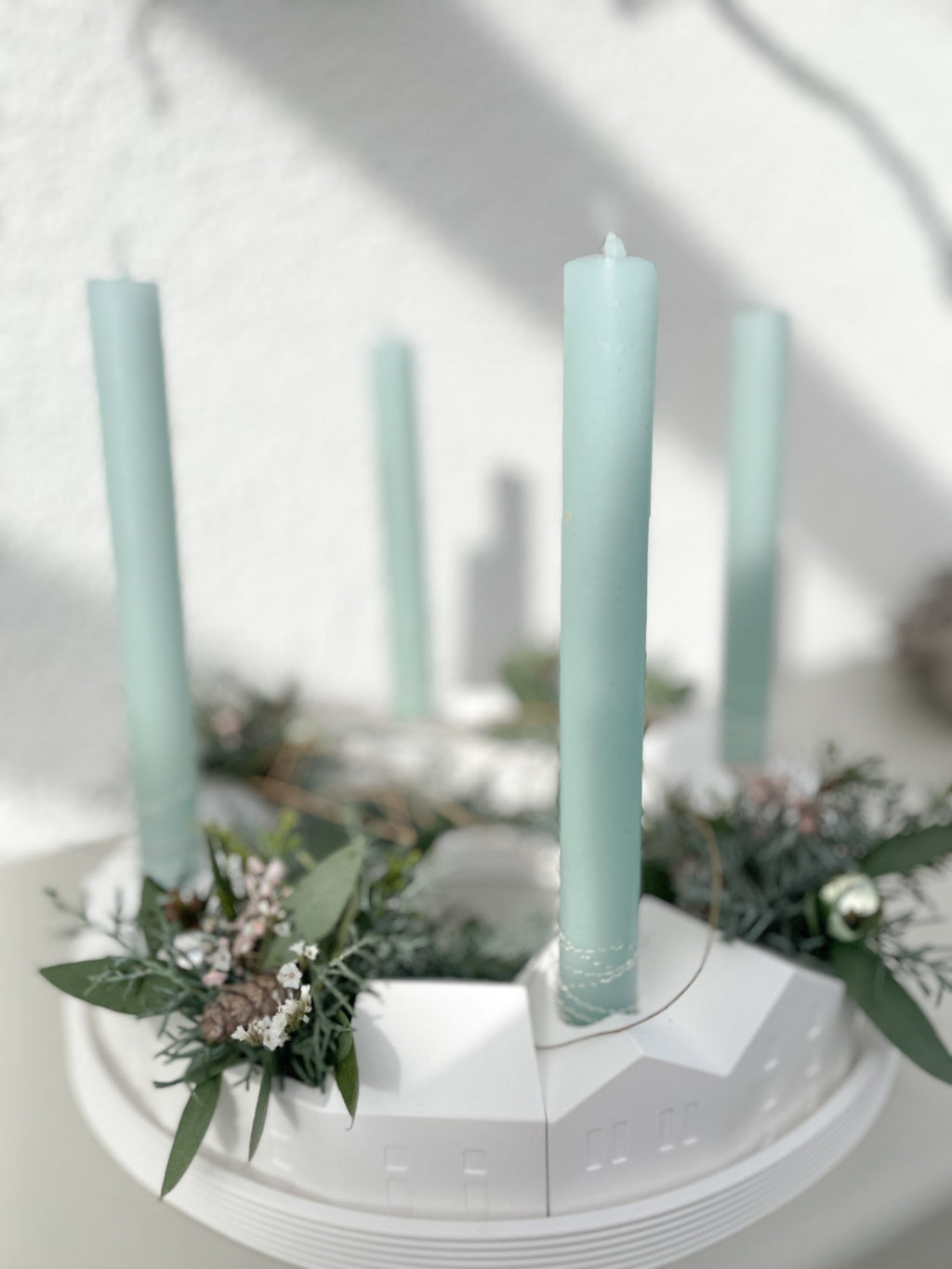 Handgefertigter Adventskranz Winterdorf in Pastell mit Mintkerzen und Tannengrün, wiederverwendbar