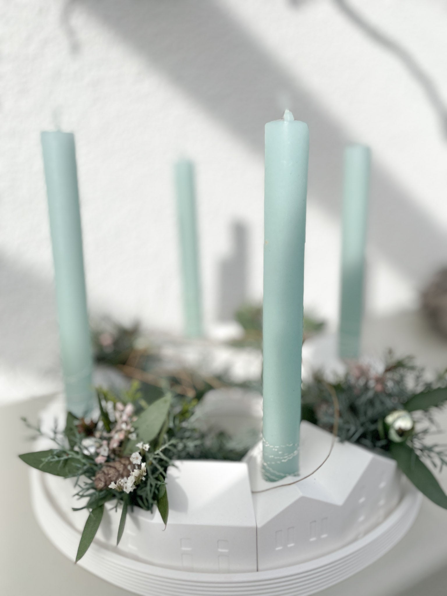 Handgefertigter Adventskranz Winterdorf in Pastell mit Mintkerzen und Tannengrün, wiederverwendbar