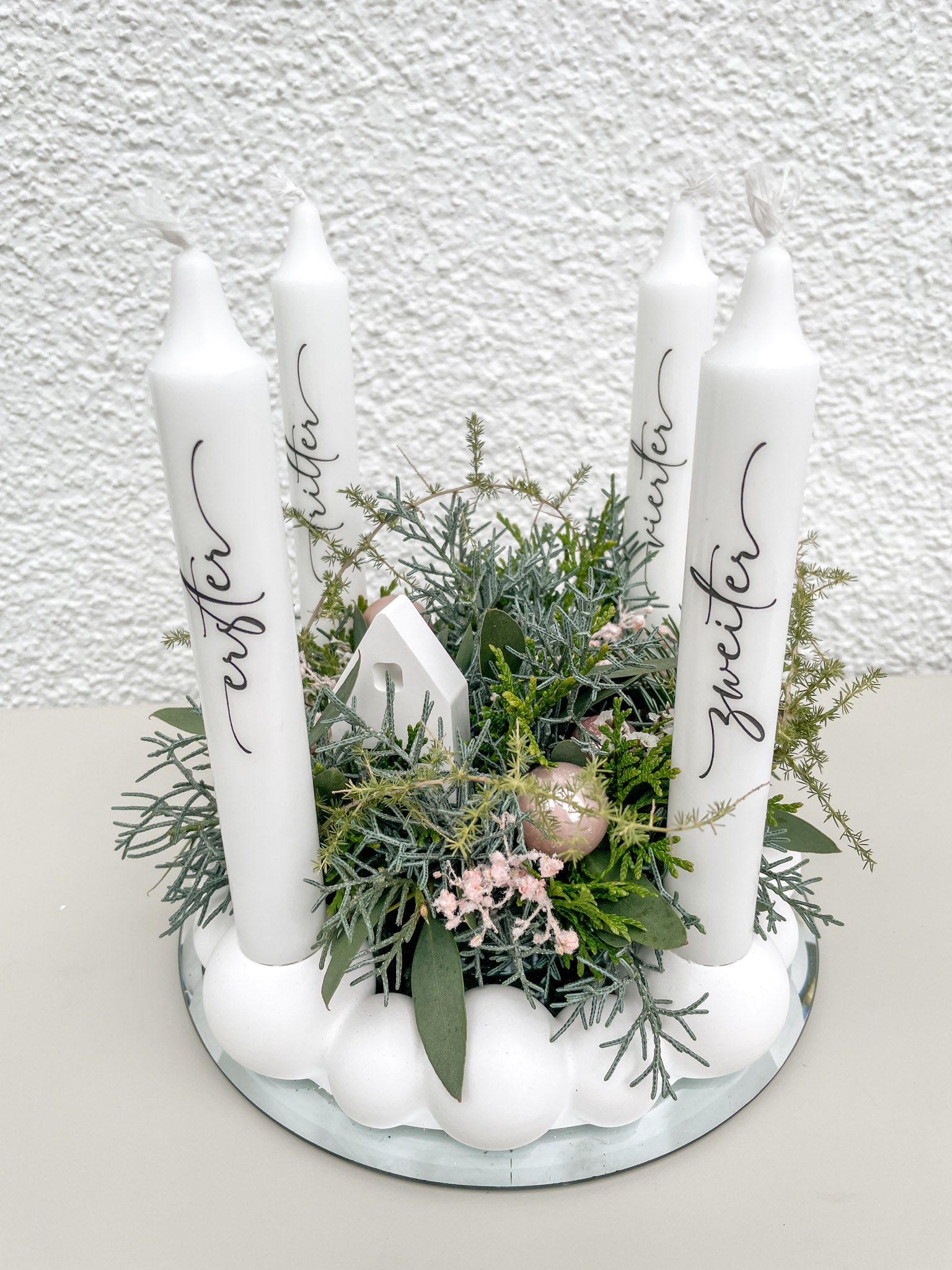 Adventskugelzauber – runder Kranz aus Raysin-Kugeln mit Mini-Bouquet und vier Stabkerzen