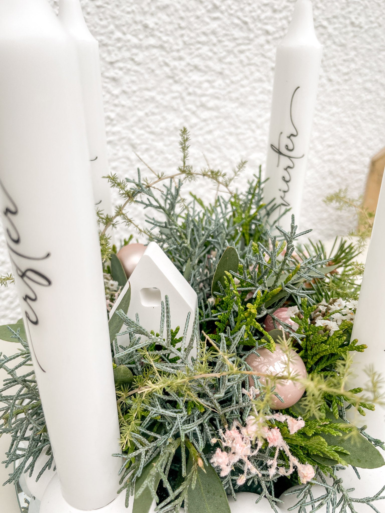 Dekokugeln in Rosé, Weiß, Silber und Mint auf Raysin-Kugelkranz mit Schleierkraut