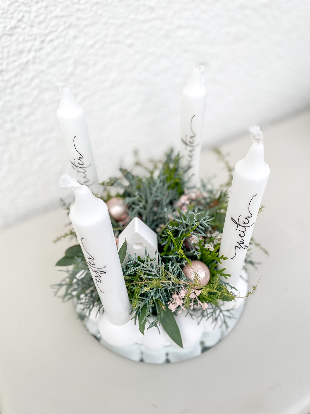 Dekokugeln in Rosé, Weiß, Silber und Mint auf Raysin-Kugelkranz mit Schleierkraut