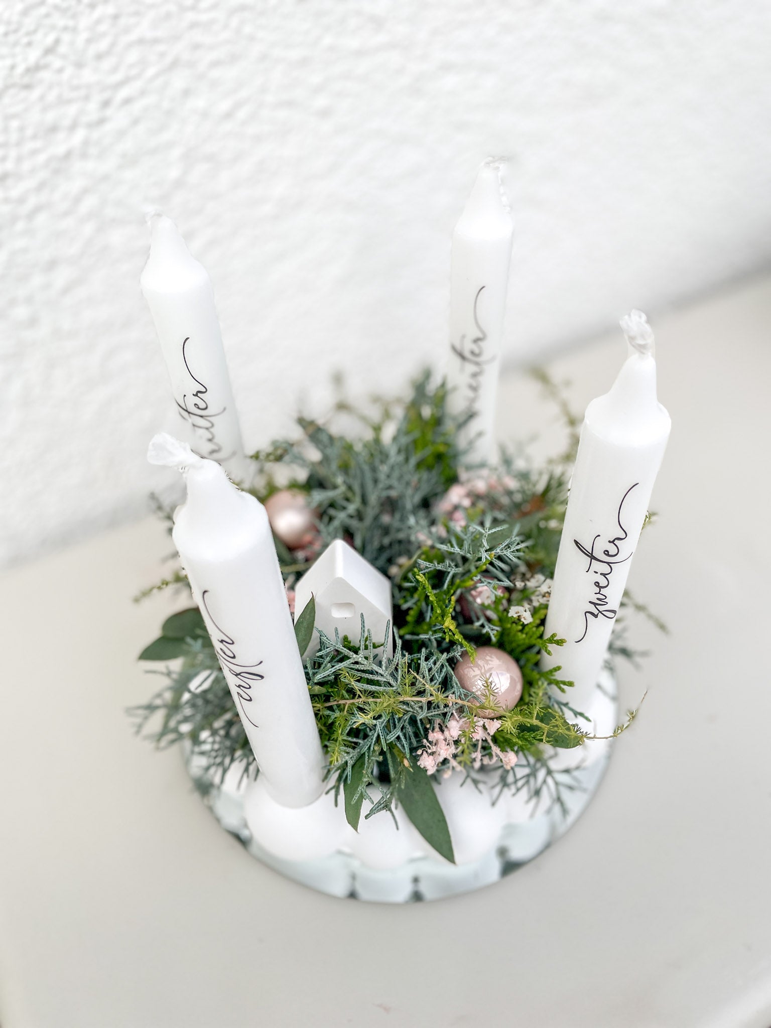 Dekokugeln in Rosé, Weiß, Silber und Mint auf Raysin-Kugelkranz mit Schleierkraut