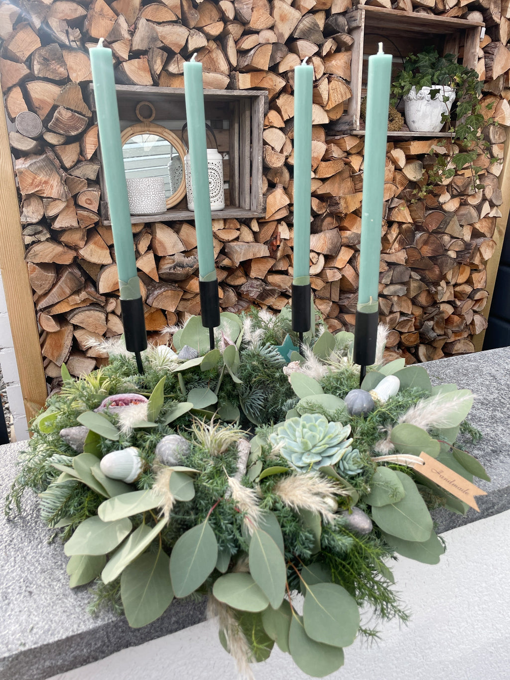 Adventskranz »Emerald« – Stabkerzen in Smaragdgrün, üppiges Grün, Eukalyptus & Sukkulente