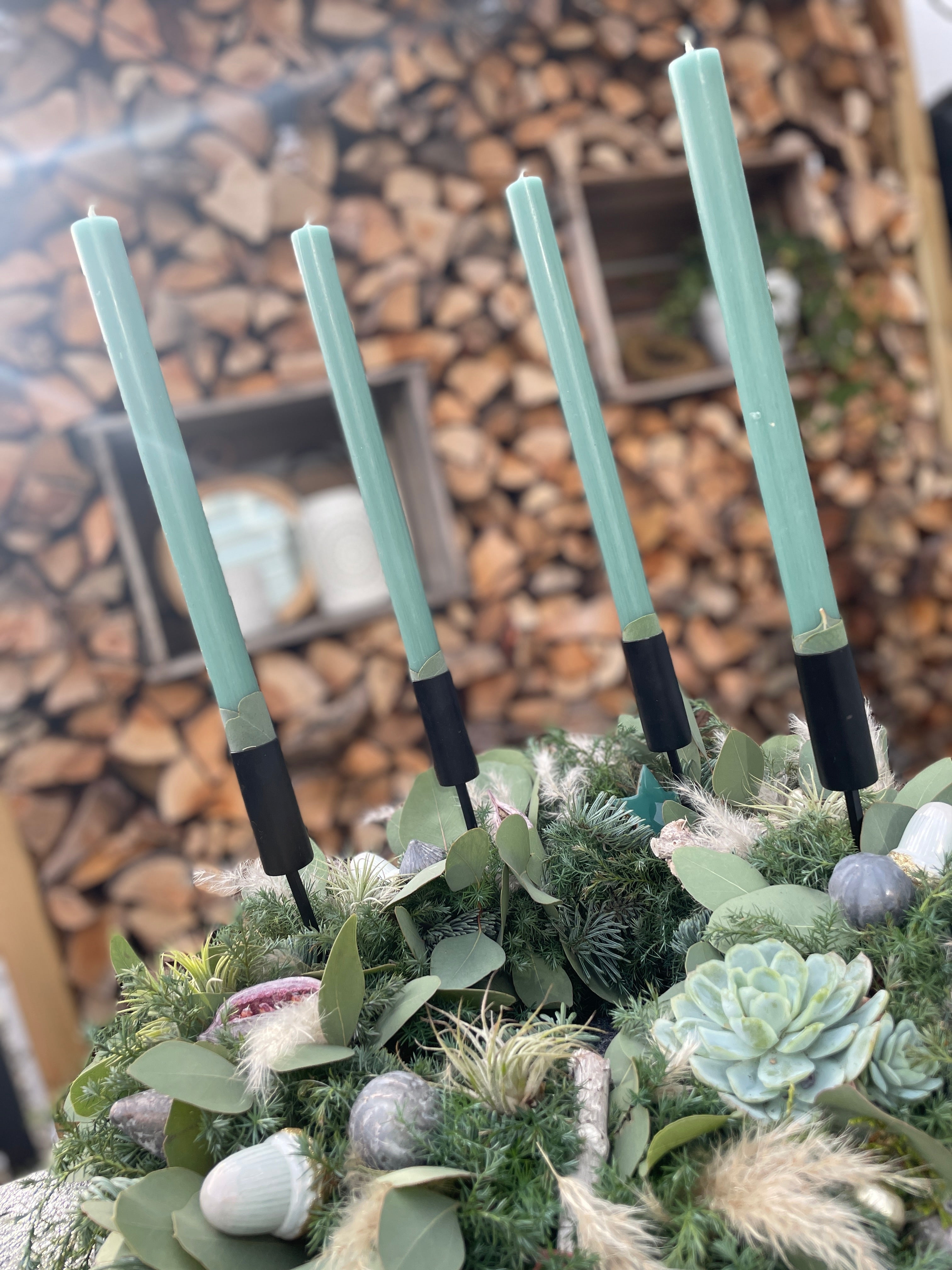 Adventskranz »Emerald« – Stabkerzen in Smaragdgrün, üppiges Grün, Eukalyptus & Sukkulente