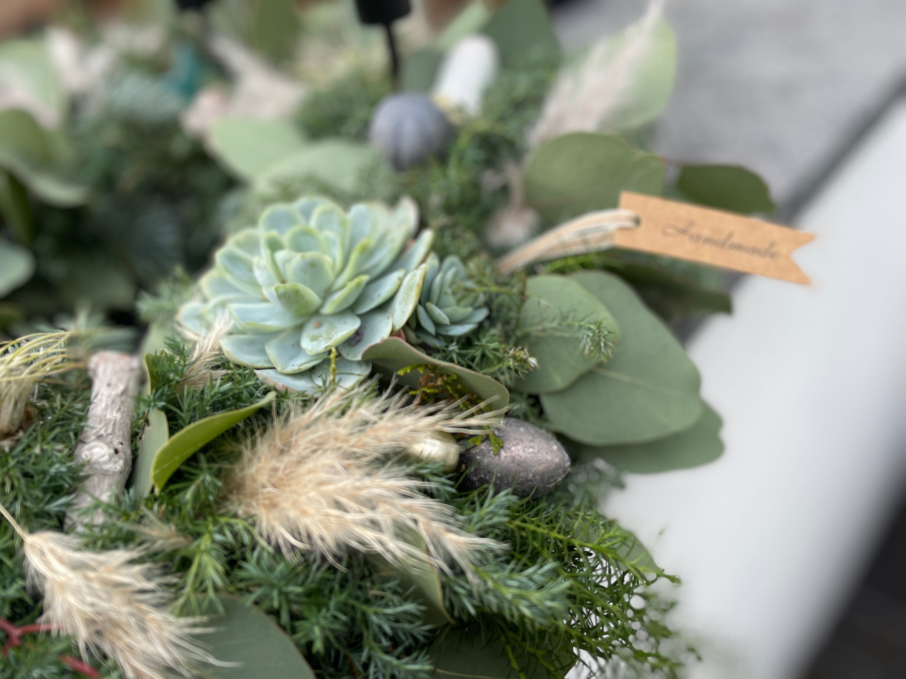 Adventskranz »Emerald« – Stabkerzen in Smaragdgrün, üppiges Grün, Eukalyptus & Sukkulente