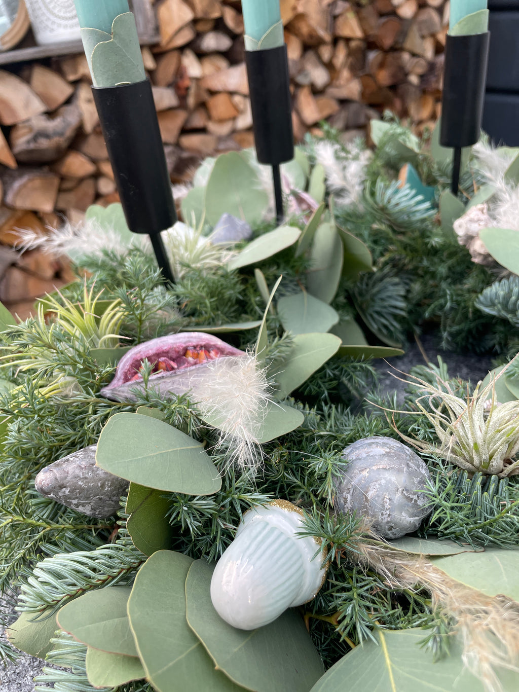 Adventskranz »Emerald« – Stabkerzen in Smaragdgrün, üppiges Grün, Eukalyptus & Sukkulente