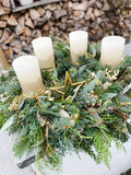 Adventskranz Wintergold- natürliche Materialien u.a. Tanne, Eukalyptus, diverses Nadelgrün, Stumpenkerzen in creme mit Goldrand ergänzt um Dekokugeln in weißgold und ein Dekohighlight in gold. 