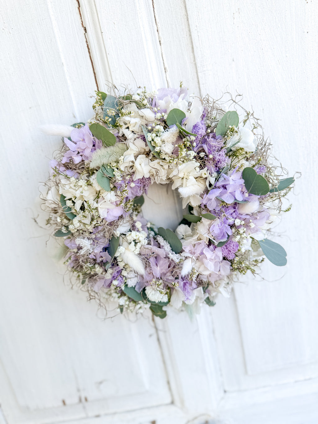 Floraler Alltimekranz mit frischem Eukalyptus, Hortensie und Lagurus in Weiß und Flieder