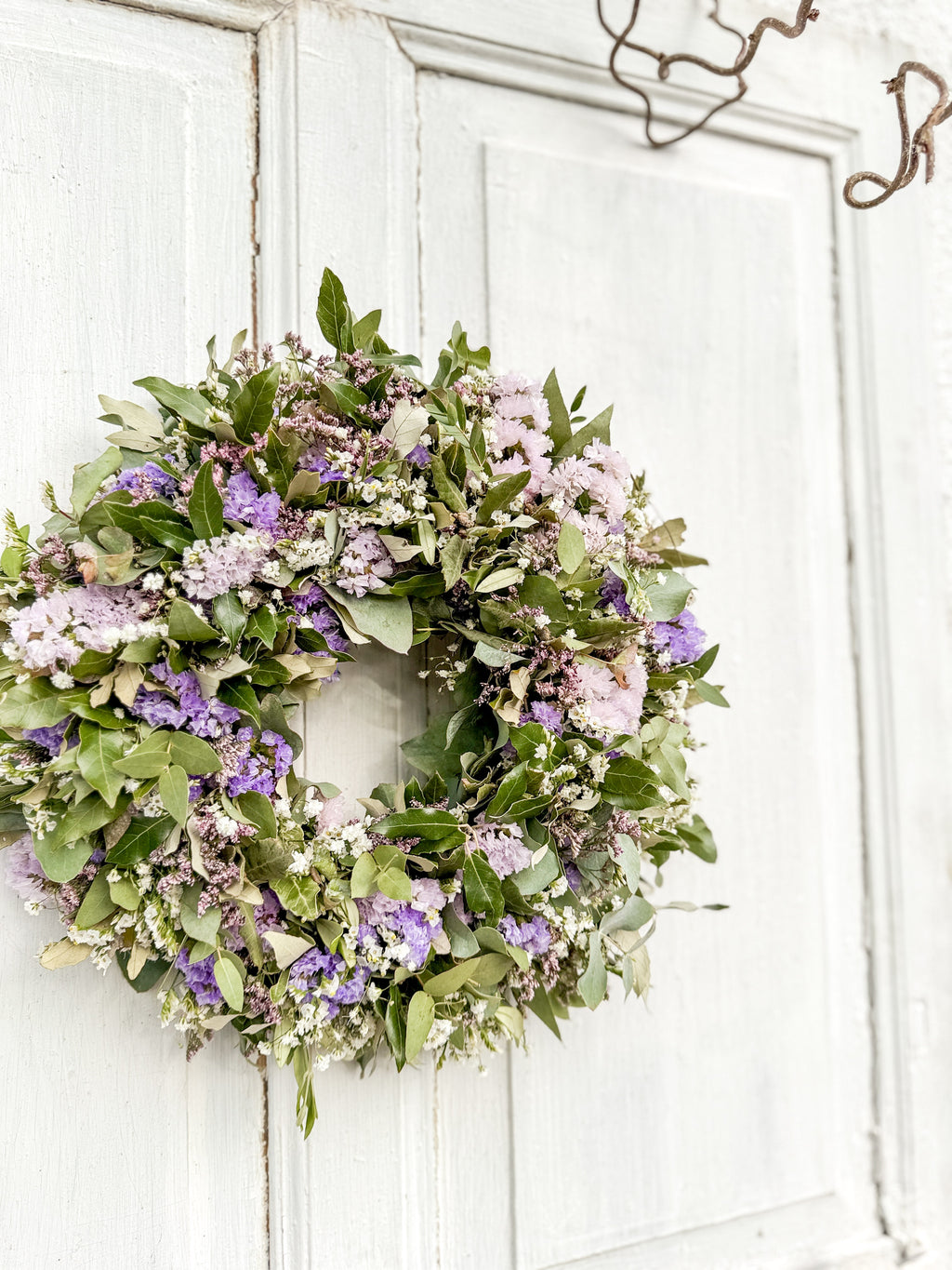 Alltimekranz Green Harmony mit lila Blüten als Türdeko