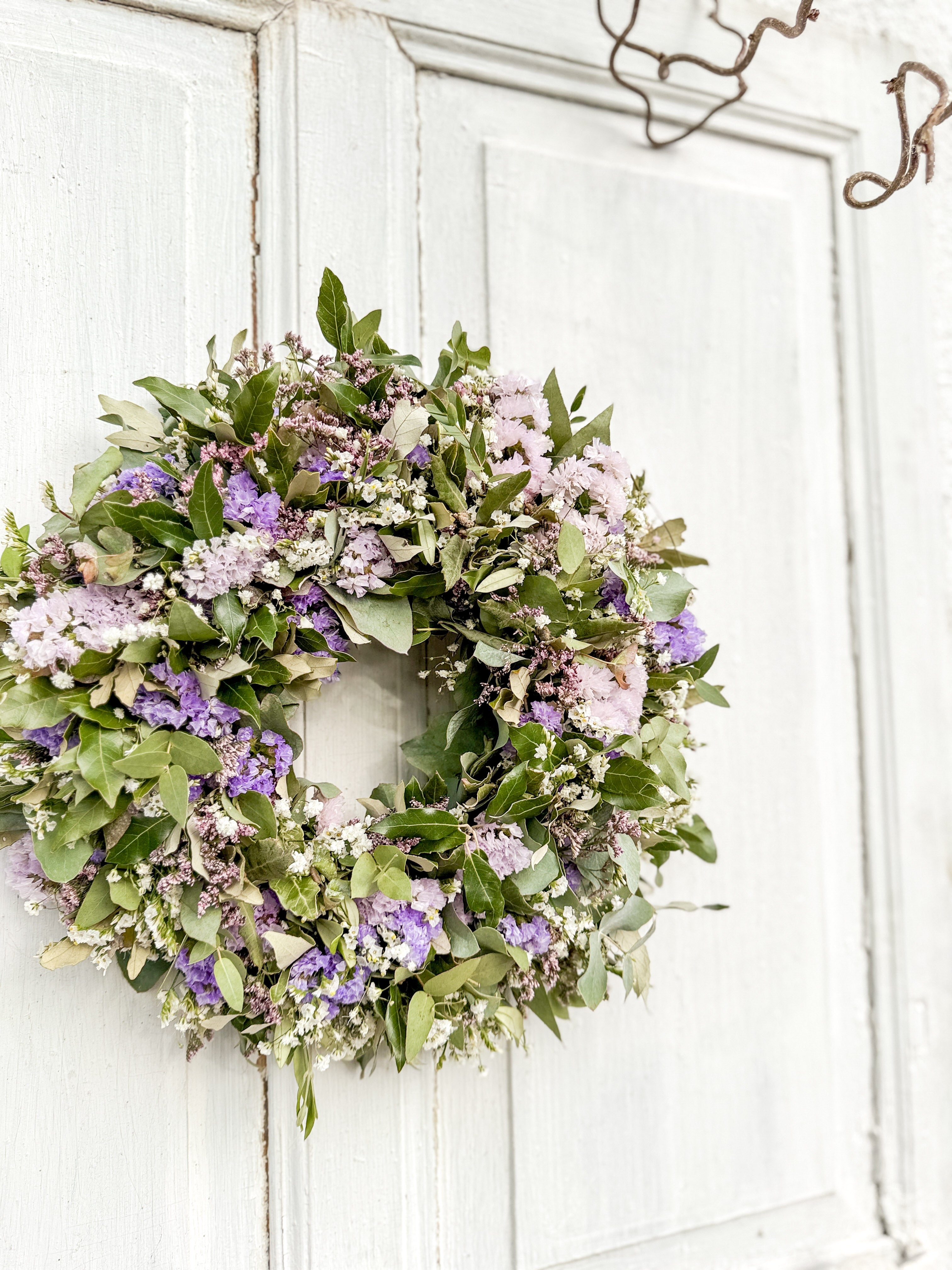 Alltimekranz Green Harmony mit lila Blüten als Türdeko