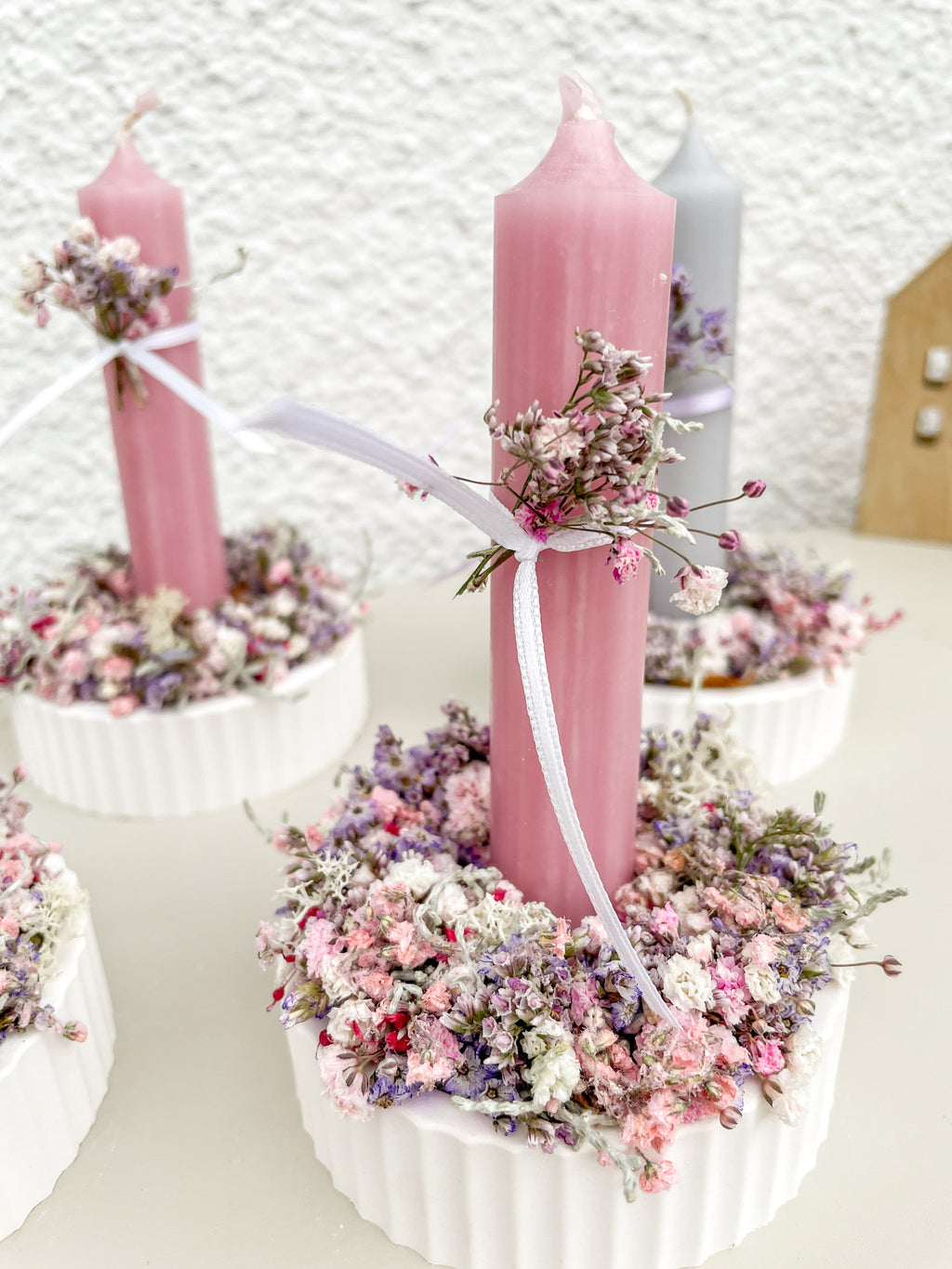 Geschenkset »Mini Flowerloop« dekorativ auf Tisch oder Kommode, kleine Raysin-Schale mit Blütenring und Stabkerze, fröhliches, handgefertigtes Geschenk
