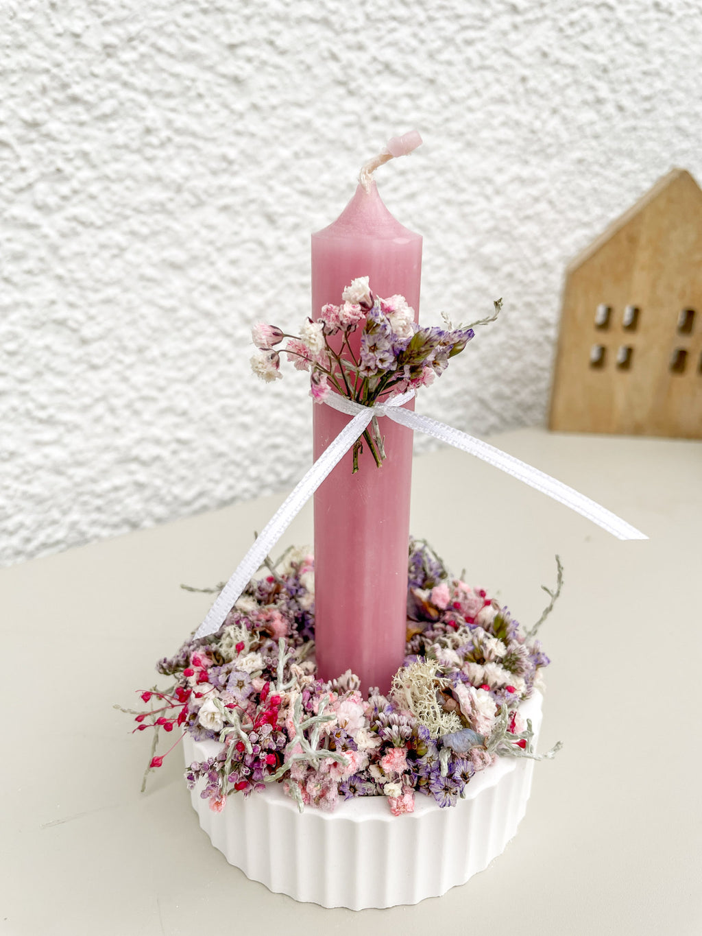 Geschenkset »Mini Flowerloop« – weiße Raysin-Schale mit 1/1 Flowerloop aus stabilisierten Blüten und Stabkerze, Farbauswahl möglich