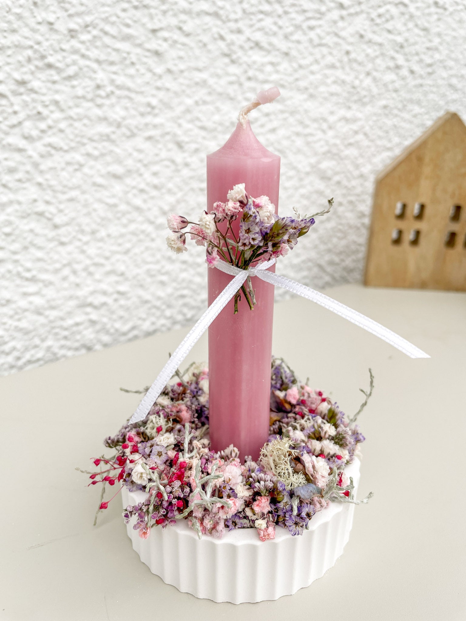 Geschenkset »Mini Flowerloop« – weiße Raysin-Schale mit 1/1 Flowerloop aus stabilisierten Blüten und Stabkerze, Farbauswahl möglich
