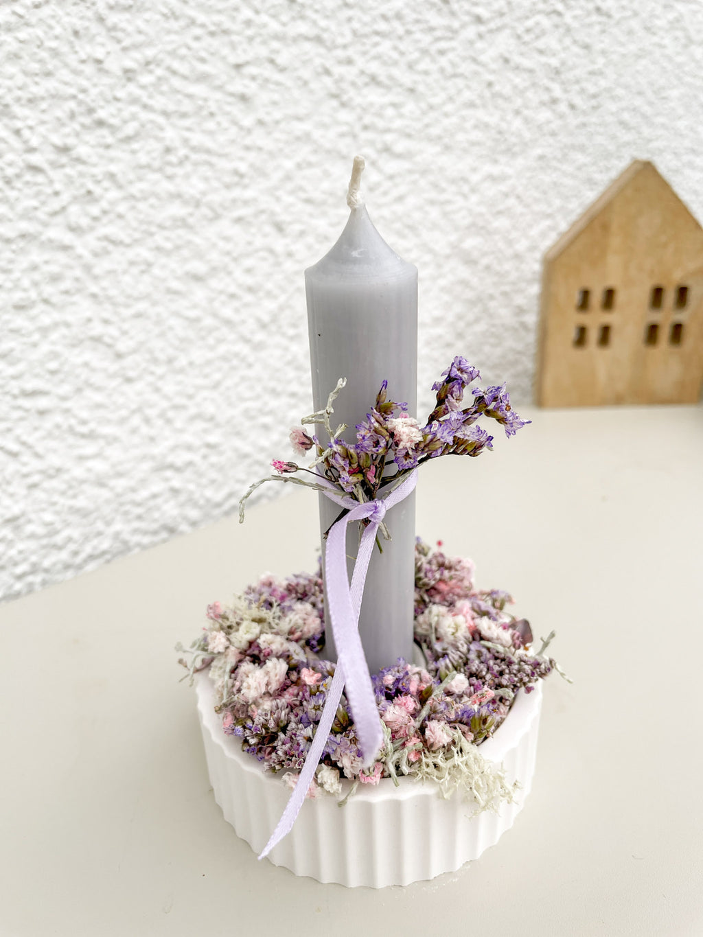 Geschenkset »Mini Flowerloop« – weiße Raysin-Schale mit 1/1 Flowerloop aus stabilisierten Blüten und Stabkerze, Farbauswahl möglich - hier grau und lila