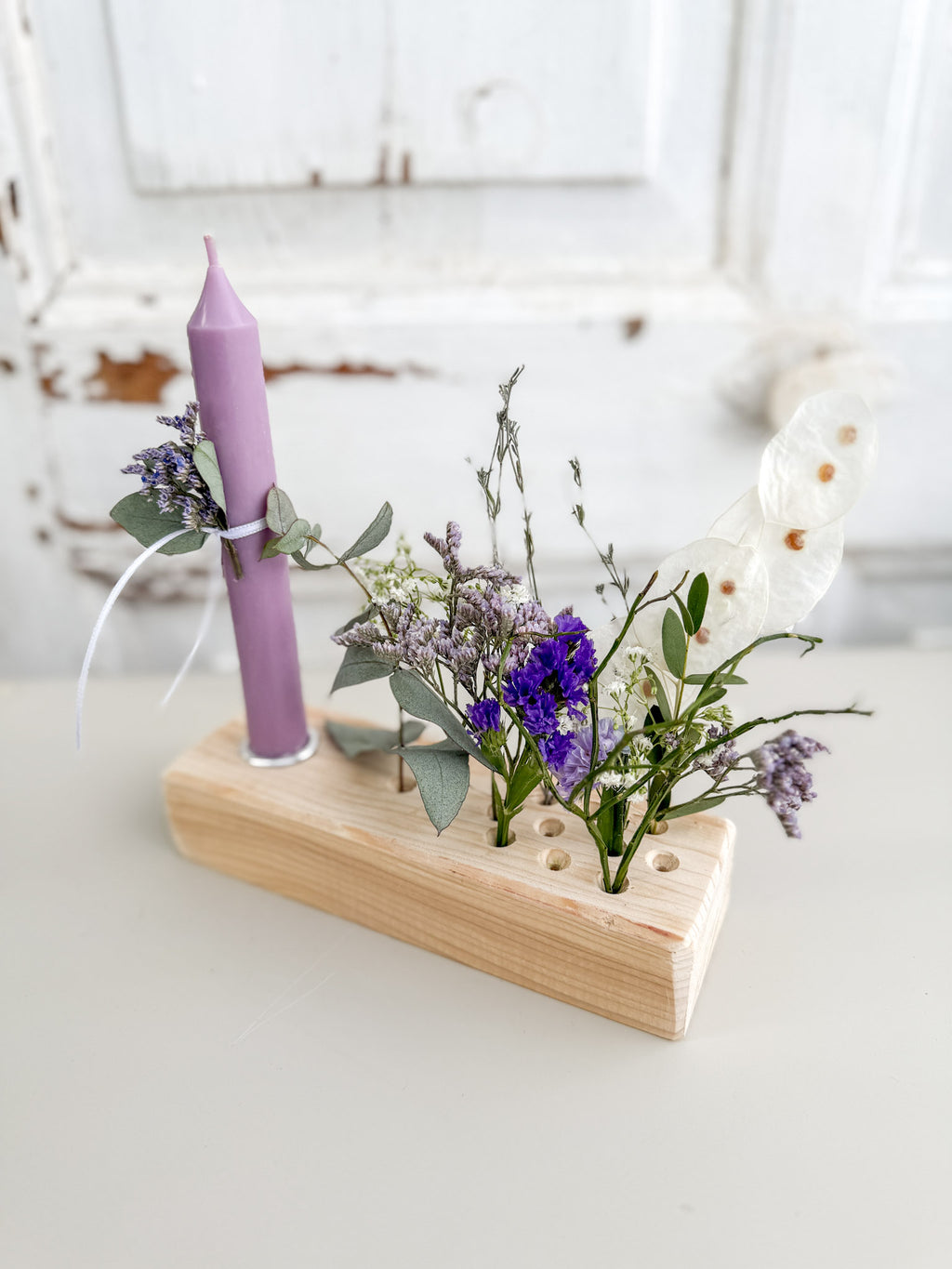»Flowerboard Mini« auf Fichtenholz – dekoratives Board mit Stabkerze (H 13 cm) und farblich passendem Blütenarrangement aus Eukalyptus und getrockneten Blüten. 
